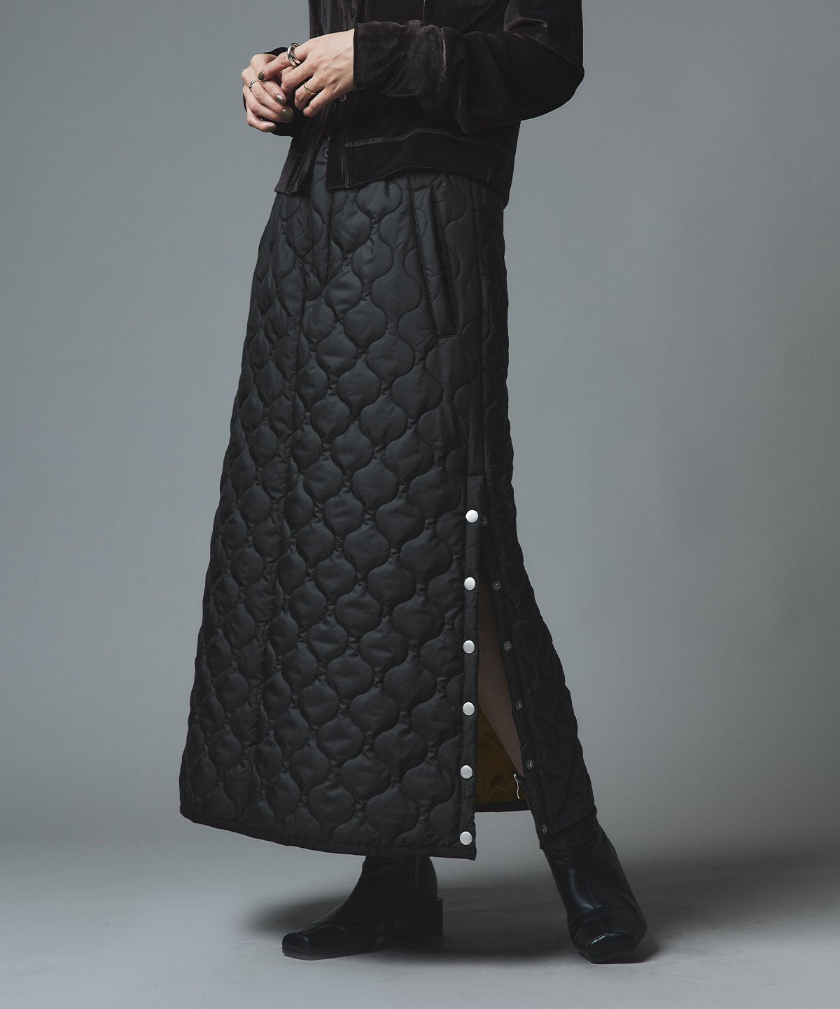 【フーク/W Huku】のオニオンキルトサイドスリットスカート インテリア・キッズ・メンズ・レディースファッション・服の通販 founy(ファニー) ファッション Fashion レディースファッション Fashion for Women スカート Skirts おすすめ Recommended / Our Picks インナー Innerwear キルト Quilt, Quilted Fabric ジャケット Jacket, Outerwear スリット Slit, Slit Detail セットアップ Set-Up, Coordinated Outfit ダウン Down, Puffer フェミニン Feminine, Girly フレア Flare, Flared ポケット Pocket, Pocket Detail 軽量 Lightweight, Ultra Light ブラック|ID: prp329100004819601 ipo3291000000035018769