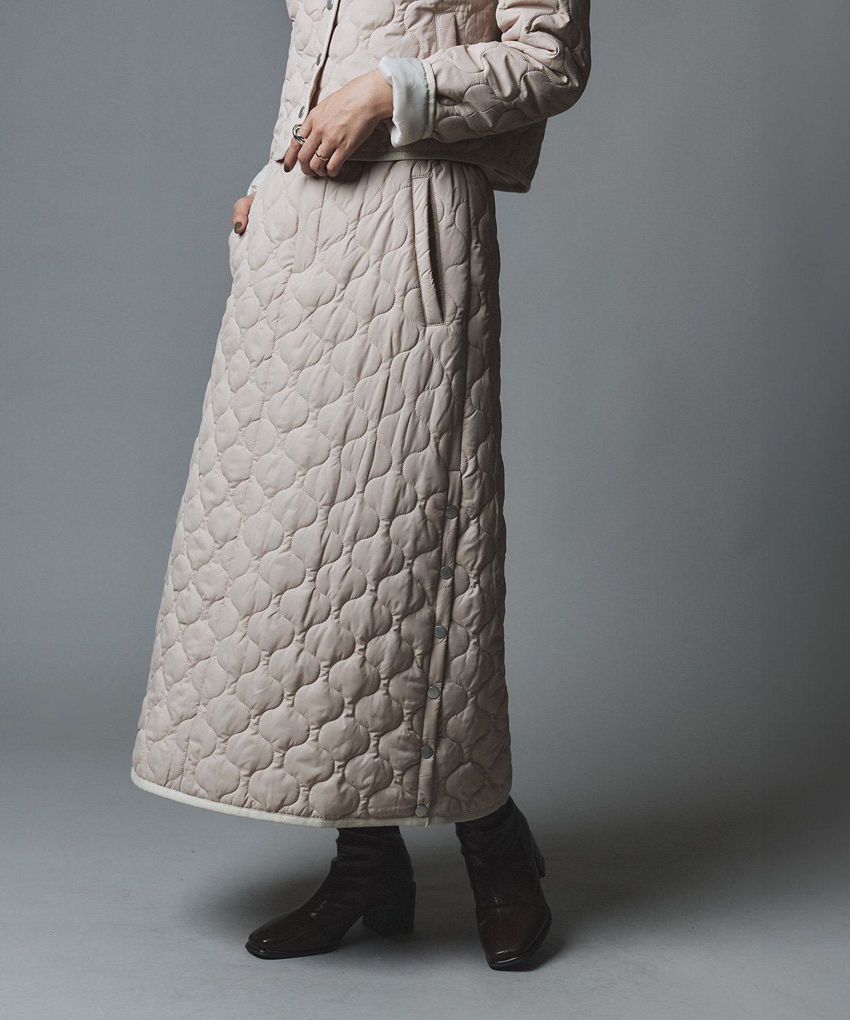 【フーク/W Huku】のオニオンキルトサイドスリットスカート インテリア・キッズ・メンズ・レディースファッション・服の通販 founy(ファニー) ファッション Fashion レディースファッション Fashion for Women スカート Skirts おすすめ Recommended / Our Picks インナー Innerwear キルト Quilt, Quilted Fabric ジャケット Jacket, Outerwear スリット Slit, Slit Detail セットアップ Set-Up, Coordinated Outfit ダウン Down, Puffer フェミニン Feminine, Girly フレア Flare, Flared ポケット Pocket, Pocket Detail 軽量 Lightweight, Ultra Light ライトベージュ|ID: prp329100004819601 ipo3291000000035018771