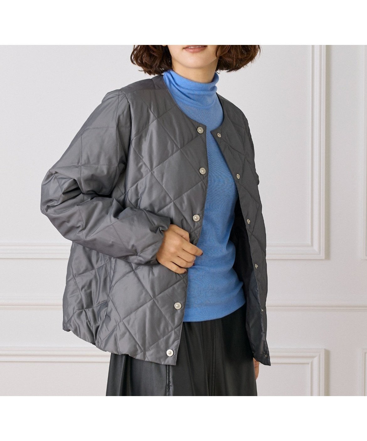 【イッツインターナショナル/I.T.'S. international】のクルーネックダウンジャケット《TAIONコラボレーション》 インテリア・キッズ・メンズ・レディースファッション・服の通販 founy(ファニー) ファッション Fashion レディースファッション Fashion for Women アウター Coat / Outerwear Collection レディースジャケット・軽アウター Jackets インナー Innerwear キルト Quilt, Quilted Fabric シンプル Simple, Minimal ジャケット Jacket, Outerwear スマート Smart, Elegant ダウン Down, Puffer 定番 Standard, Basic Item ファブリック Fabric, Textile ポケット Pocket, Pocket Detail エレガント 上品 Elegant チャコールグレー|ID: prp329100004819650 ipo3291000000035019535