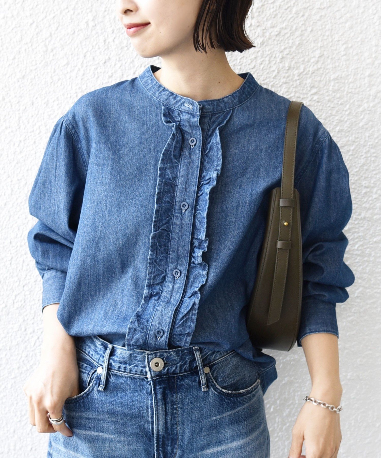 【シップス フォー ウィメン/SHIPS】の【WEB限定】 洗濯機可能 ライトオンス フリル デニム シャツ インテリア・キッズ・メンズ・レディースファッション・服の通販 founy(ファニー) ファッション Fashion レディースファッション Fashion for Women トップス・カットソー Cut & Sew Tops シャツ・ブラウス・オフィスカジュアル Elegant Blouses & Button-Ups デニム Denim, Jeans Material バランス Balance, Style Balance フリル Frill, Ruffle フロント Front, Front Design ボトム Bottoms, Lower Wear ポケット Pocket, Pocket Detail 羽織 Haori, Light Jacket 2026年 2026 ブルー|ID: prp329100004819689 ipo3291000000036070802