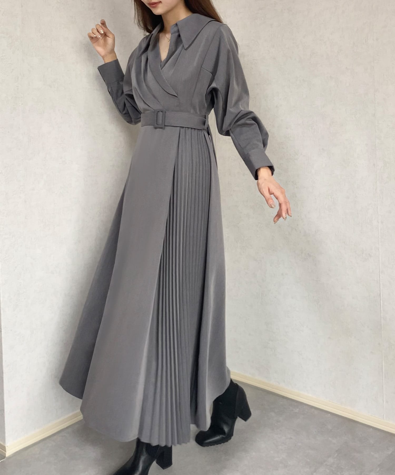 【ジュノア/JUNOAH】のカシュクールデザインプリーツワンピース インテリア・キッズ・メンズ・レディースファッション・服の通販 founy(ファニー) 　ファッション　Fashion　レディースファッション　Fashion for Women　ワンピース　Dresses　チャコール|ID: prp329100004819729 ipo3291000000035020623