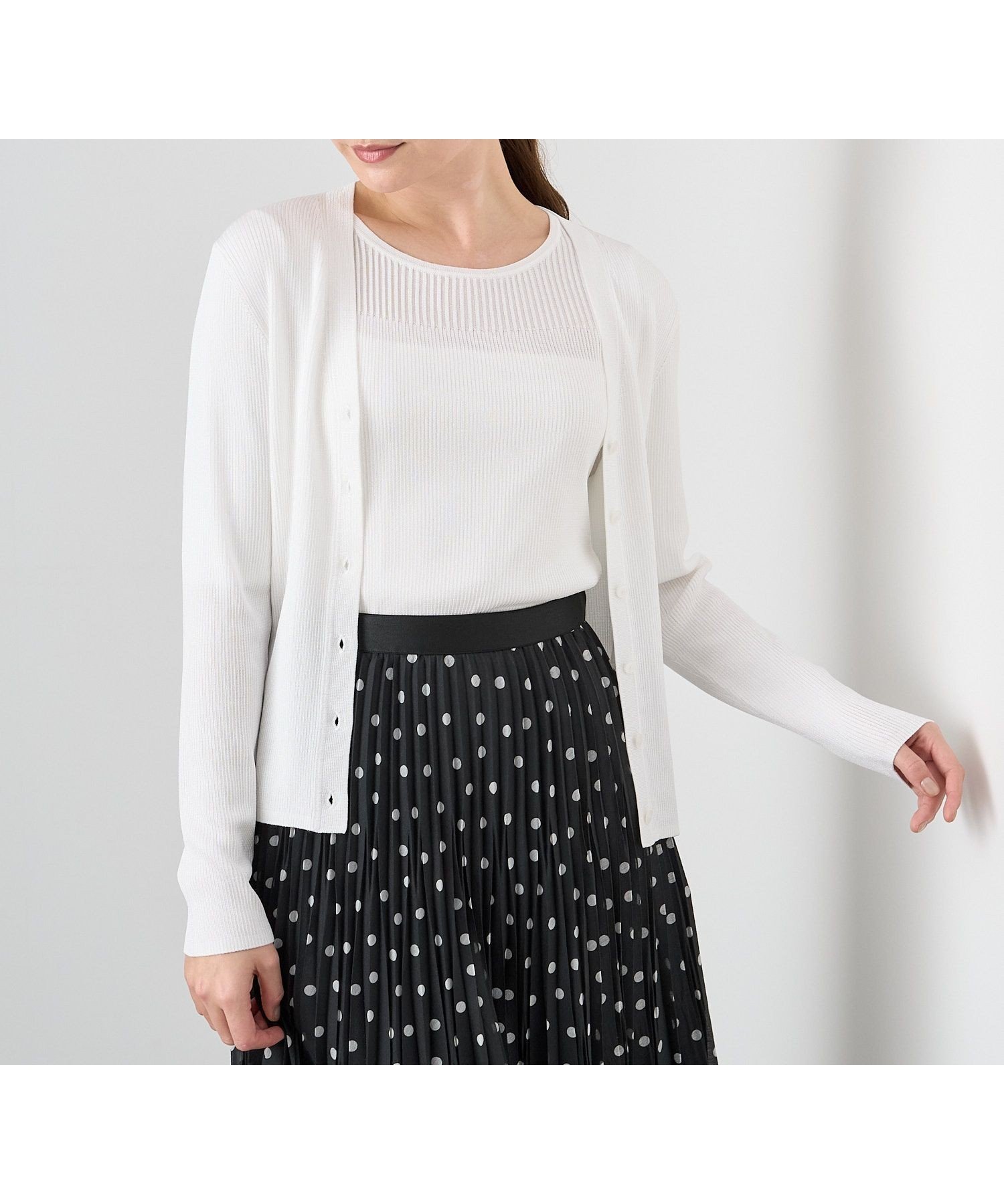 【アナイ/ANAYI】のアセテートポリエステルVネック カーディガン インテリア・キッズ・メンズ・レディースファッション・服の通販 founy(ファニー) ファッション Fashion レディースファッション Fashion for Women トップス・カットソー Cut & Sew Tops カーディガン・羽織り Layered Style Cardigans Vネックトップス V-Neck Tops / V-Cut Neckline Shirts アンサンブル Ensemble Set カーディガン Cardigan, Knitwear スクエア Square, Square Shape スマート Smart, Elegant 定番 Standard, Basic Item 人気 Popular, Best Seller ミラノリブ Milano Rib, Milano Stitch S/S・春夏 SS, Spring/Summer, Warm Season 再入荷 Restock / Back in Stock 夏 Summer ギフト プレゼント Gift / Present white|ID: prp329100004819740 ipo3291000000035020796