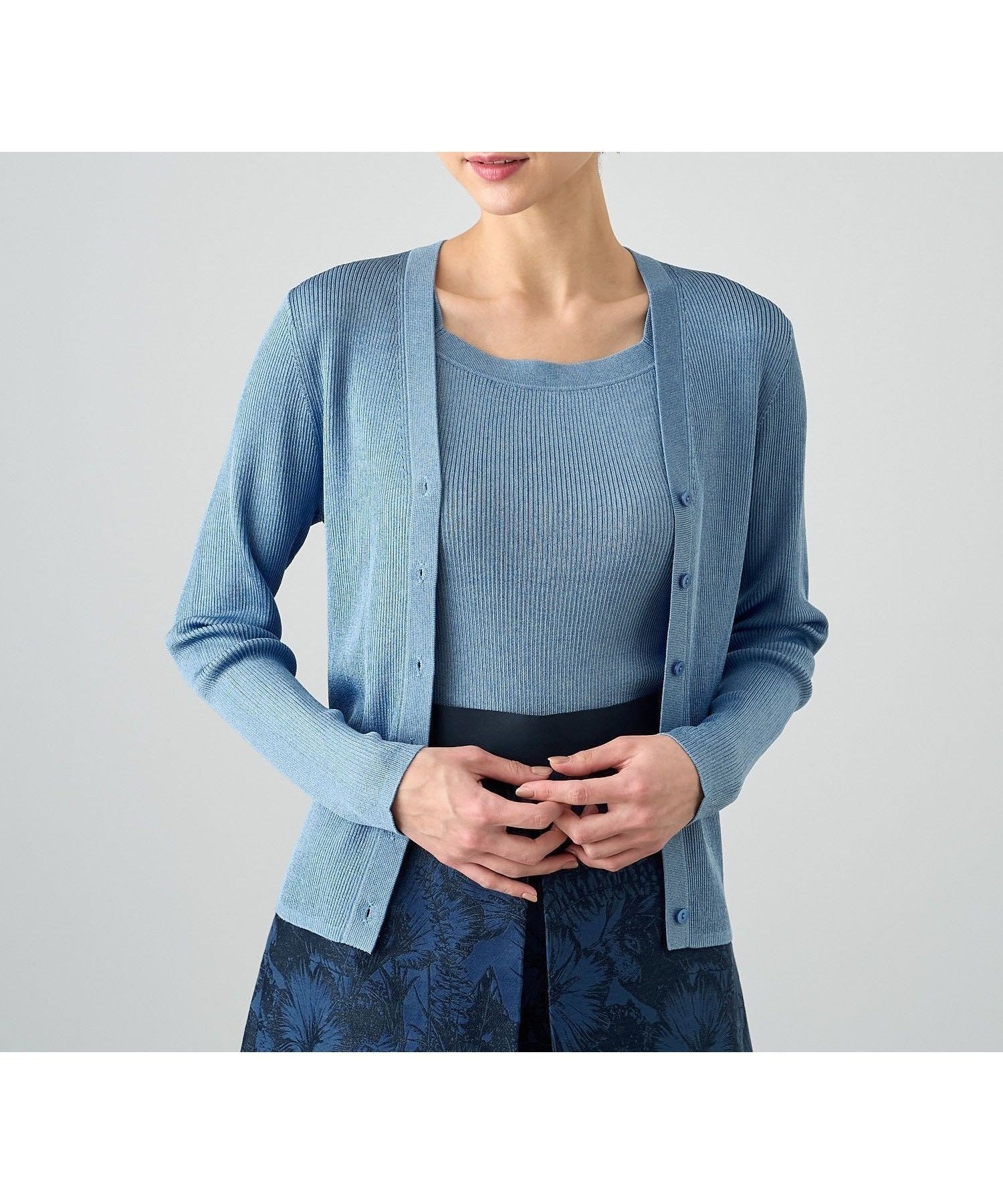 【アナイ/ANAYI】のアセテートポリエステルVネック カーディガン インテリア・キッズ・メンズ・レディースファッション・服の通販 founy(ファニー) ファッション Fashion レディースファッション Fashion for Women トップス・カットソー Cut & Sew Tops カーディガン・羽織り Layered Style Cardigans Vネックトップス V-Neck Tops / V-Cut Neckline Shirts アンサンブル Ensemble Set カーディガン Cardigan, Knitwear スクエア Square, Square Shape スマート Smart, Elegant 定番 Standard, Basic Item 人気 Popular, Best Seller ミラノリブ Milano Rib, Milano Stitch S/S・春夏 SS, Spring/Summer, Warm Season 再入荷 Restock / Back in Stock 夏 Summer ギフト プレゼント Gift / Present blue|ID: prp329100004819740 ipo3291000000035020798