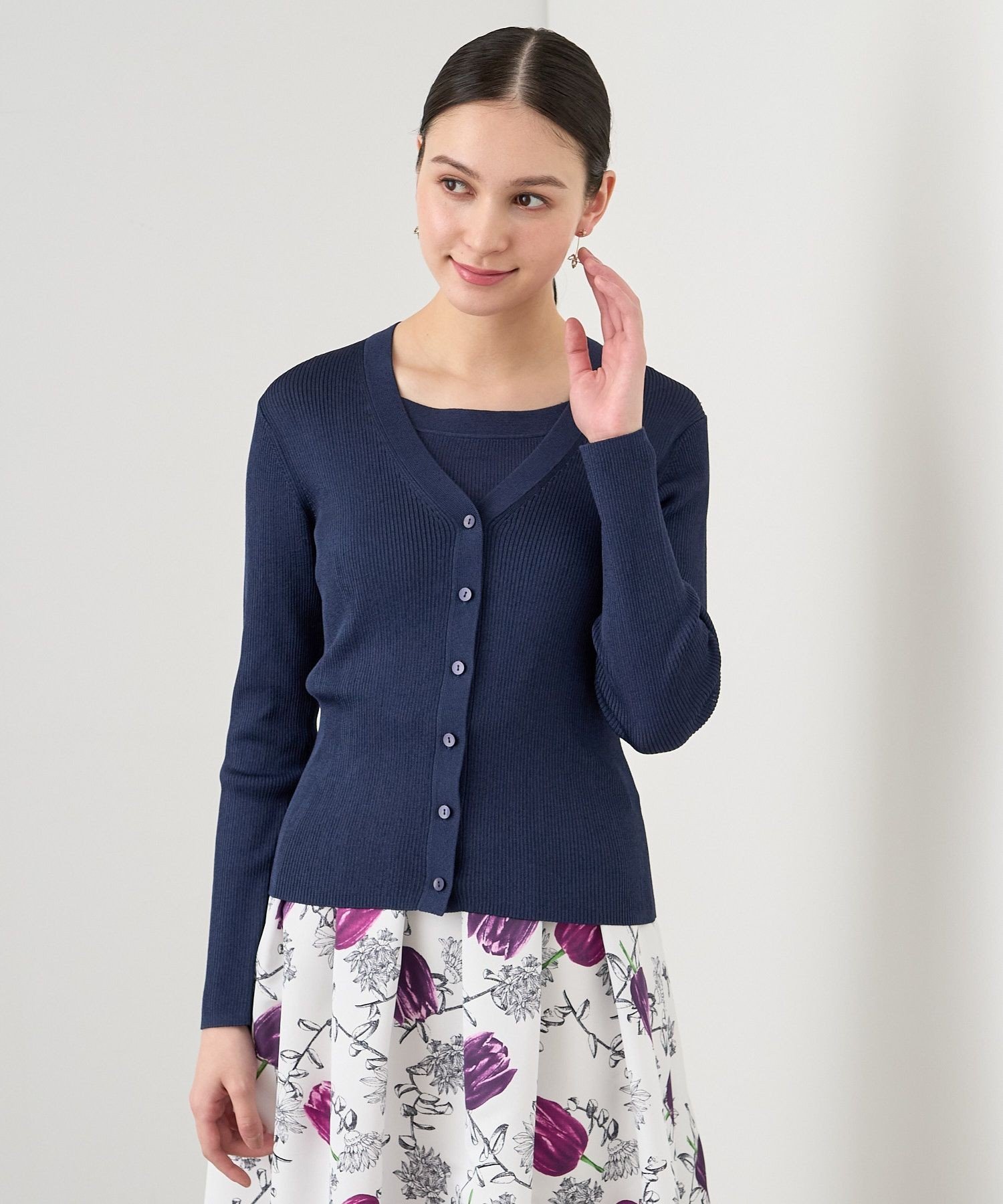 【アナイ/ANAYI】のアセテートポリエステルVネック カーディガン インテリア・キッズ・メンズ・レディースファッション・服の通販 founy(ファニー) ファッション Fashion レディースファッション Fashion for Women トップス・カットソー Cut & Sew Tops カーディガン・羽織り Layered Style Cardigans Vネックトップス V-Neck Tops / V-Cut Neckline Shirts アンサンブル Ensemble Set カーディガン Cardigan, Knitwear スクエア Square, Square Shape スマート Smart, Elegant 定番 Standard, Basic Item 人気 Popular, Best Seller ミラノリブ Milano Rib, Milano Stitch S/S・春夏 SS, Spring/Summer, Warm Season 再入荷 Restock / Back in Stock 夏 Summer ギフト プレゼント Gift / Present navy|ID: prp329100004819740 ipo3291000000035020800