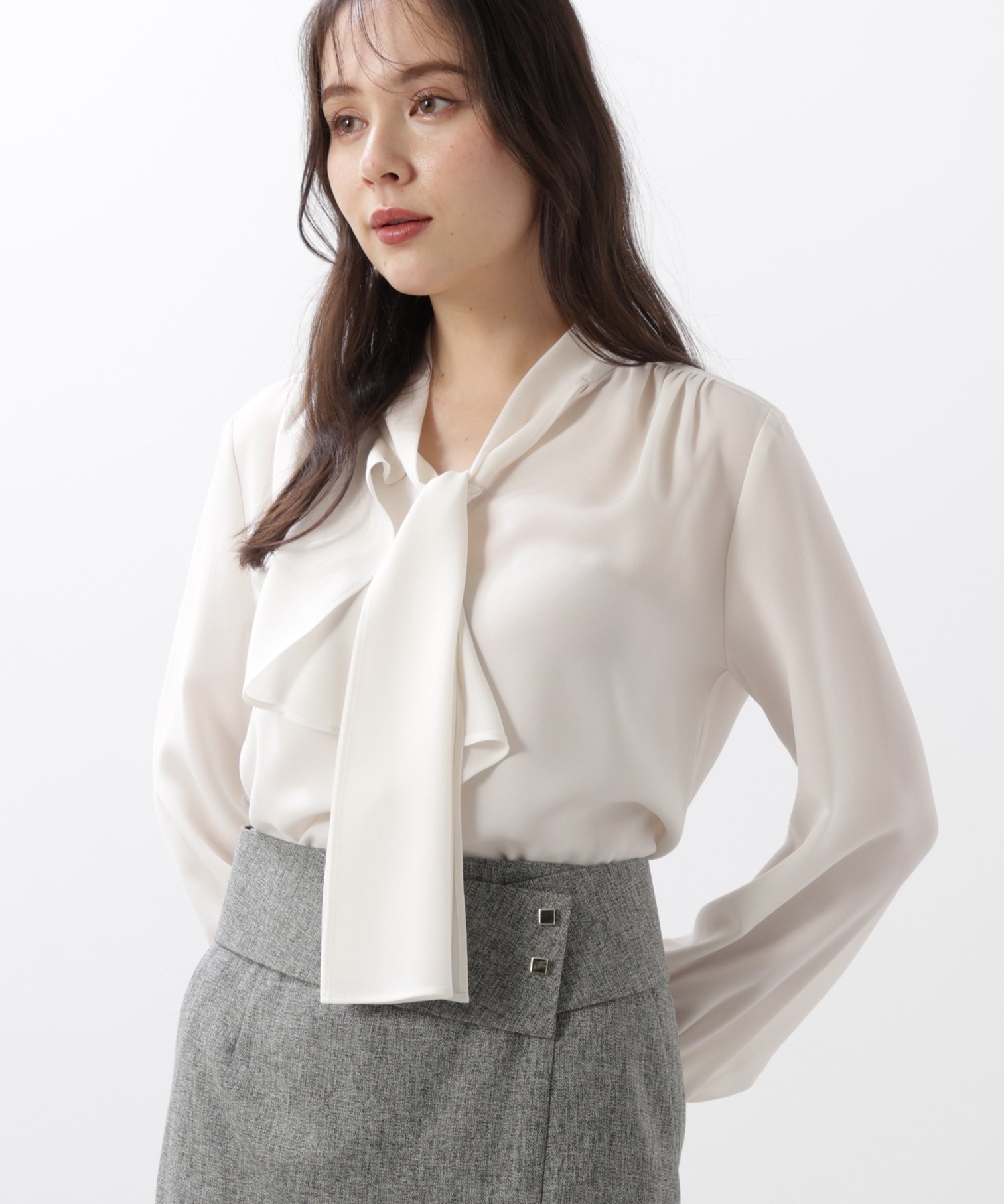 【ピンキーアンドダイアン/Pinky&Dianne】のラッフルアクセントボウタイブラウス インテリア・キッズ・メンズ・レディースファッション・服の通販 founy(ファニー) 　ファッション　Fashion　レディースファッション　Fashion for Women　トップス・カットソー　Cut & Sew Tops　シャツ・ブラウス・オフィスカジュアル　Elegant Blouses & Button-Ups　おすすめ　Recommended / Our Picks　ギャザー　Gathered, Ruffled　スタンダード　Standard, Basic　ストレッチ　Stretch, Stretchy Fabric　ドレープ　Drape, Draping Fabric　ヨーク　Yoke, Yoke Design　ラッフル　Ruffle, Frill　リボン　Ribbon, Bow　エレガント 上品　Elegant　ホワイト|ID: prp329100004819752 ipo3291000000035020931