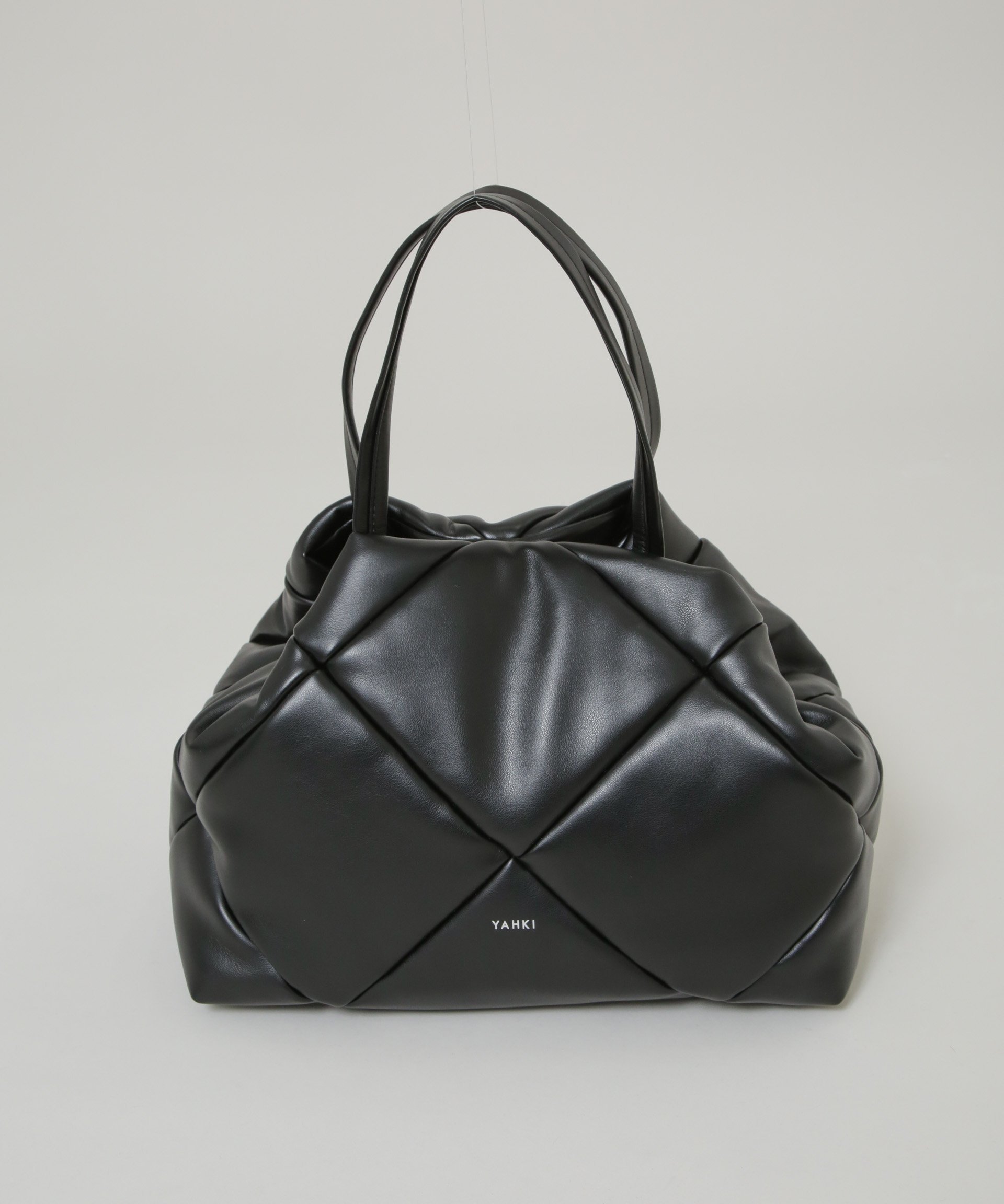 【ナノ ユニバース/nano universe】のYAHKI/FAKE トートバッグ インテリア・キッズ・メンズ・レディースファッション・服の通販 founy(ファニー) ファッション Fashion レディースファッション Fashion for Women バッグ Bags 秋 Autumn キルティング Quilted, Quilting 台形 A-Line, Trapezoid Shape 定番 Standard, Basic Item フェイクレザー Faux Leather, PU Leather フォルム Silhouette, Form ポケット Pocket, Pocket Detail ポーチ Pouch, Small Case マグネット Magnet, Magnetic Closure ビジネス 仕事 通勤 Business / Work / Commuting 2025年 2025 2025-2026秋冬・A/W Autumn/Winter 2025–26 AW25–26 ブラック|ID: prp329100004819840 ipo3291000000035022185