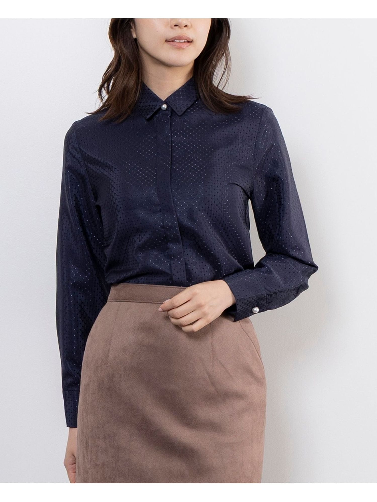 【ナラ カミーチェ/NARACAMICIE】のドットジャガード長袖シャツ衿ブラウス 人気、トレンドファッション・服の通販 founy(ファニー) 　ファッション　Fashion　レディースファッション　Fashion for Women　トップス・カットソー　Cut & Sew Tops　シャツ・ブラウス・オフィスカジュアル　Elegant Blouses & Button-Ups　おすすめ　Recommended / Our Picks　シンプル　Simple, Minimal　スタイリッシュ　Stylish, Fashionable　ストレッチ　Stretch, Stretchy Fabric　パール　Pearl, Pearl Accent　フロント　Front, Front Design　エレガント 上品　Elegant　長袖　Long Sleeve, Full Sleeve　 other-1|ID: prp329100004819844 ipo3291000000035022208