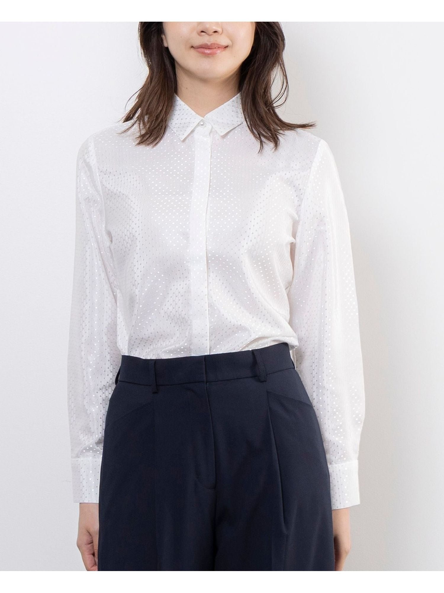 【ナラ カミーチェ/NARACAMICIE】のドットジャガード長袖シャツ衿ブラウス インテリア・キッズ・メンズ・レディースファッション・服の通販 founy(ファニー) 　ファッション　Fashion　レディースファッション　Fashion for Women　トップス・カットソー　Cut & Sew Tops　シャツ・ブラウス・オフィスカジュアル　Elegant Blouses & Button-Ups　おすすめ　Recommended / Our Picks　シンプル　Simple, Minimal　スタイリッシュ　Stylish, Fashionable　ストレッチ　Stretch, Stretchy Fabric　パール　Pearl, Pearl Accent　フロント　Front, Front Design　エレガント 上品　Elegant　長袖　Long Sleeve, Full Sleeve　ホワイト|ID: prp329100004819844 ipo3291000000035022211