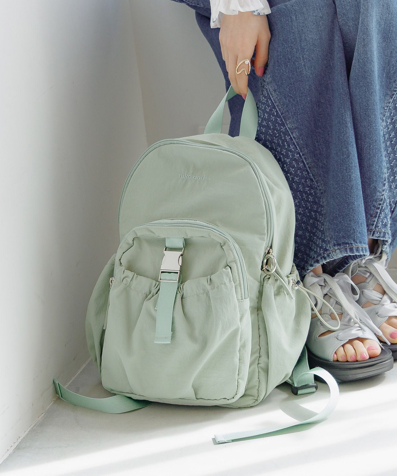 【ニコアンド/niko and】のオリジナルギャザーライトデイパック インテリア・キッズ・メンズ・レディースファッション・服の通販 founy(ファニー) 　ファッション　Fashion　レディースファッション　Fashion for Women　ギャザー　Gathered, Ruffled　チャーム　Charm, Pendant　デイパック　Daypack, Casual Backpack　フロント　Front, Front Design　ポケット　Pocket, Pocket Detail　リュック　Backpack, Rucksack　旅行　Travel　ビジネス 仕事 通勤　Business / Work / Commuting　モスグリーン|ID: prp329100004819873 ipo3291000000035022590