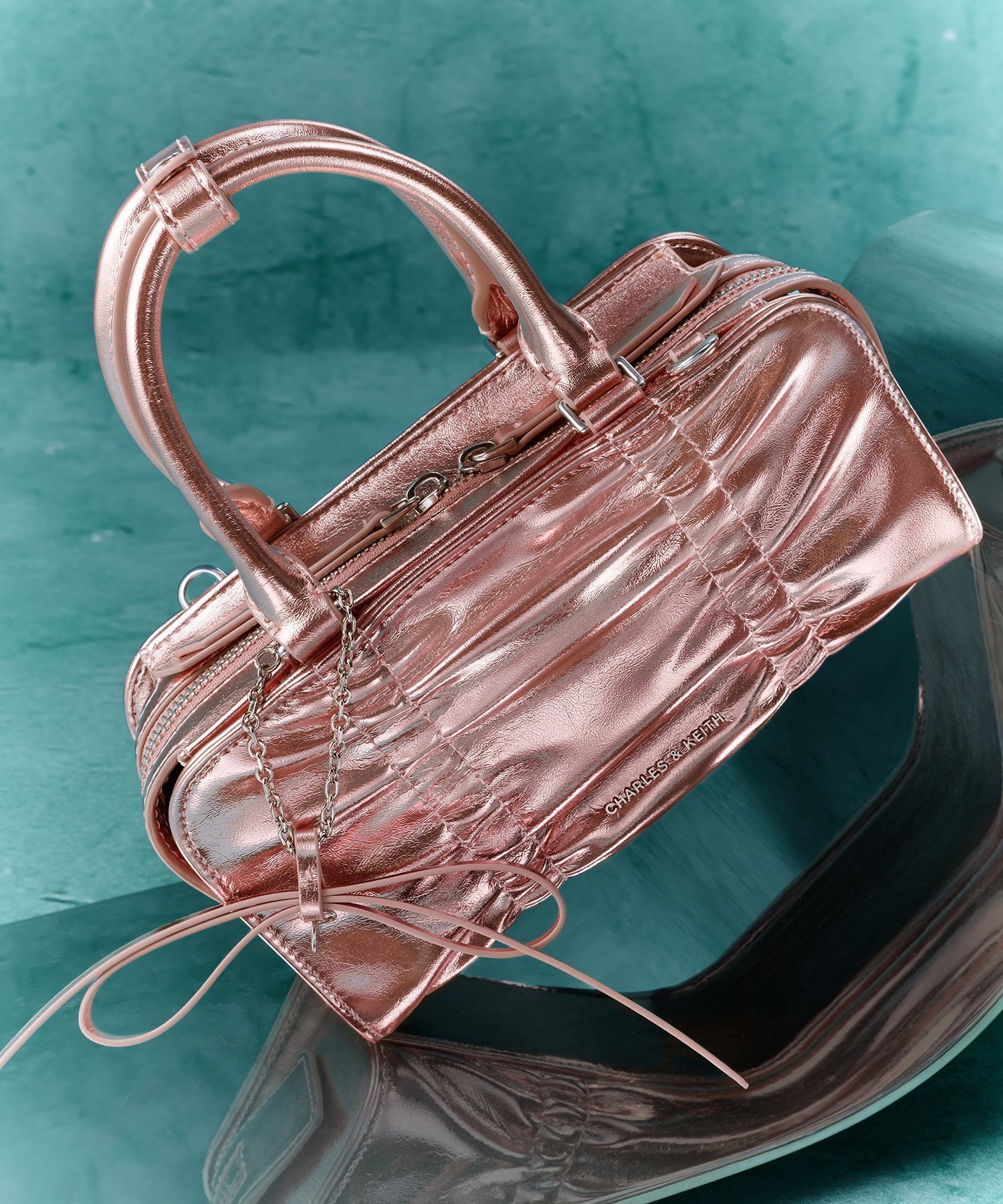 【チャールズ アンド キース/CHARLES & KEITH】のKadee ケーディー メタリックルーシュドボウチャームボウリングバッグ インテリア・キッズ・メンズ・レディースファッション・服の通販 founy(ファニー) 　ファッション　Fashion　レディースファッション　Fashion for Women　バッグ　Bags　ギャザー　Gathered, Ruffled　コンパクト　Compact, Small Size　チャーム　Charm, Pendant　リボン　Ribbon, Bow　エレガント 上品　Elegant　AuraPink|ID: prp329100004820000 ipo3291000000035024348