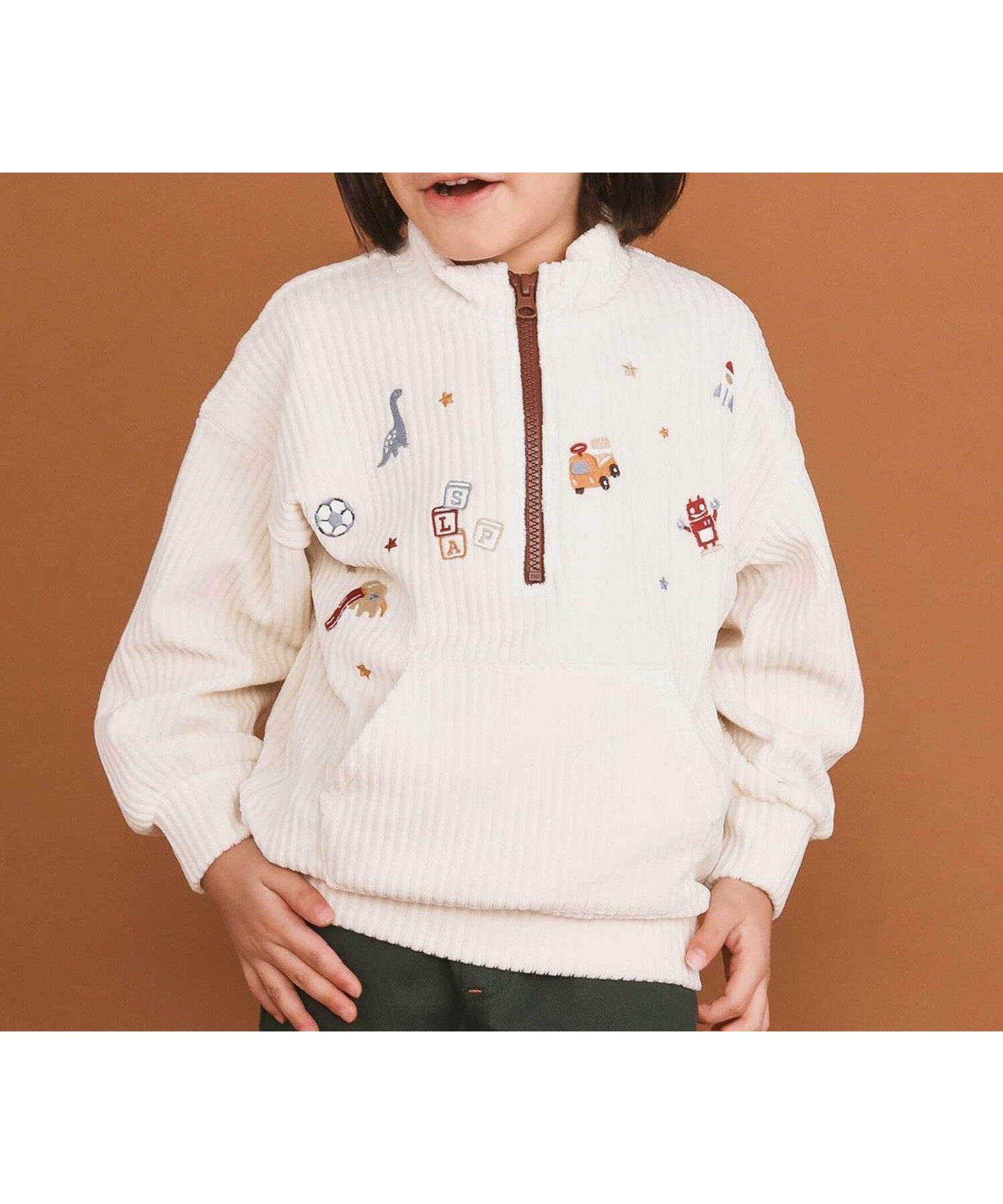 【ベベ オンライン ストア/BEBE ONLINE STORE / KIDS】の恐竜くるまロケットおもちゃ刺しゅうハーフジップトップス(80~130cm) インテリア・キッズ・メンズ・レディースファッション・服の通販 founy(ファニー) 　ファッション　Fashion　キッズファッション　Fashion for Kids　トップス・カットソー　Cut & Sew Tops　秋　Autumn　シンプル　Simple, Minimal　チェック　Check, Plaid, Tartan　長袖　Long Sleeve, Full Sleeve　フレンチ　French, French Style　ポケット　Pocket, Pocket Detail　ミックス　Mix, Mixed Style　モチーフ　Motif, Design Theme　A/W・秋冬　Autumn/Winter　エレガント 上品　Elegant　2025年　2025　2025-2026秋冬・A/W　Autumn/Winter 2025–26 AW25–26　オフホワイト|ID: prp329100004820037 ipo3291000000035024585