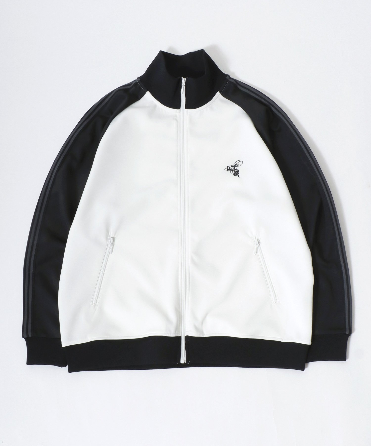 【サロン ハミュー/salong hameu】のトラックジャケット メンズ レディース ジャージ 蜂さん 刺繍 ライン ユニセックス オーバーサイズ インテリア・キッズ・メンズ・レディースファッション・服の通販 founy(ファニー) 　ファッション　Fashion　レディースファッション　Fashion for Women　アウター　Coat / Outerwear Collection　レディースジャケット・軽アウター　Jackets　アクセサリー　Fashion Accessories　カーゴパンツ　Cargo Pants, Utility Pants　ガーリー　Girly, Feminine Style　キャップ　Cap, Baseball Cap　キャミワンピース　Cami Dress, Slip Dress　コンパクト　Compact, Small Size　サマー　Summer, Summer Style　サングラス　Sunglasses, Shades　サンダル　Sandals, Summer Shoes　シルバー　Silver, Metallic Silver　ジップアップ　Zip-Up, Full Zip　ジャケット　Jacket, Outerwear　スタンド　Stand Collar, Upright Stand　スポーツ　Sports, Activewear　セットアップ　Set-Up, Coordinated Outfit　ダウン　Down, Puffer　トレンド　Trend, Trending Now　人気　Popular, Best Seller　バルーン　Balloon, Balloon Silhouette　バレエ　Ballet, Ballet Style　ビスチェ　Bustier, Corset Top　ビッグ　Big, Oversized　ボックス　Boxy, Box Shape　別注　Limited Edition, Custom Order　半袖　Short Sleeve, Half Sleeve　ミックス　Mix, Mixed Style　ホワイト×ブラック|ID: prp329100004820167 ipo3291000000035025628