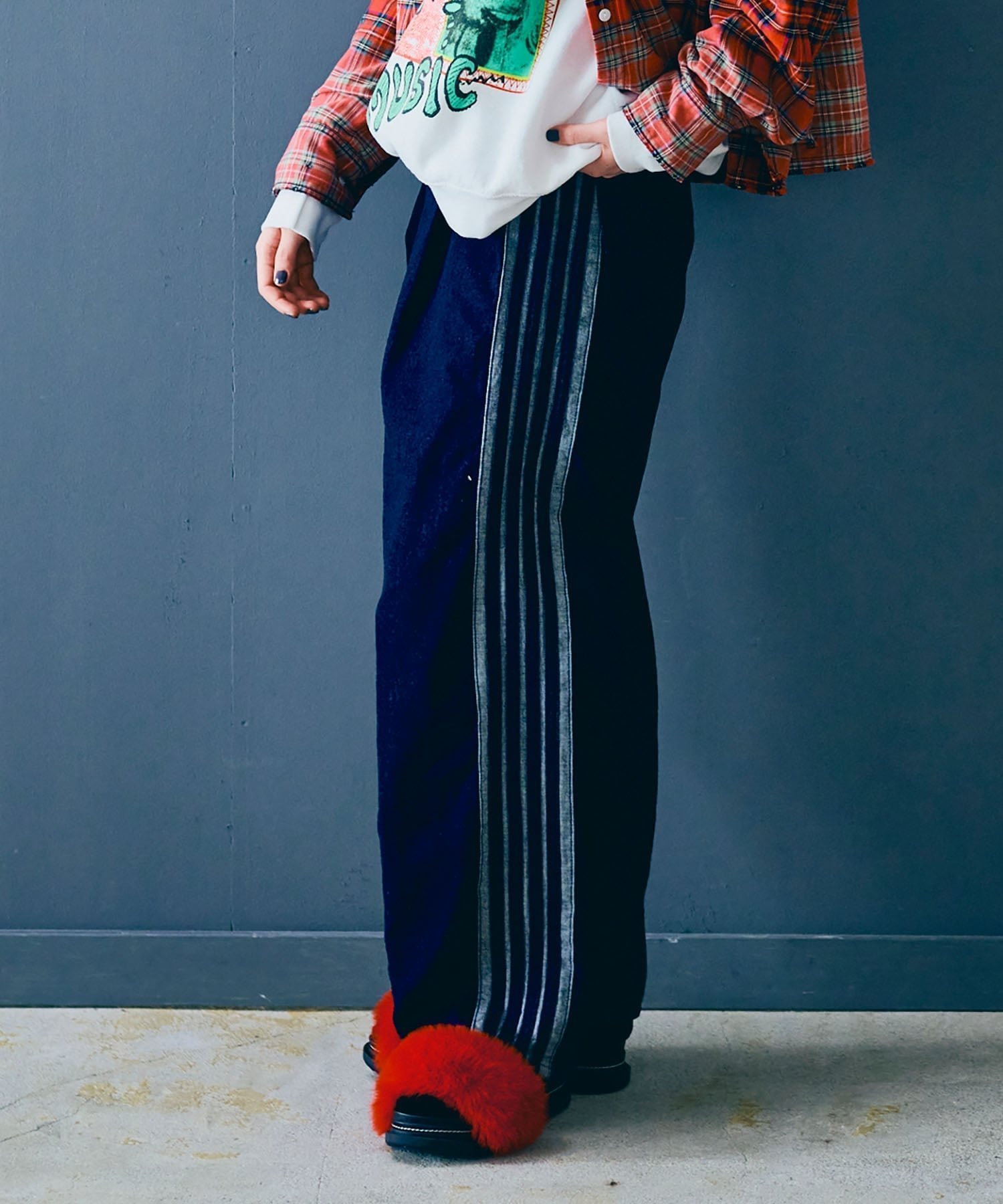 【アールエヌエー/RNA】のR4359 デニムトラックパンツ 人気、トレンドファッション・服の通販 founy(ファニー) ファッション Fashion レディースファッション Fashion for Women パンツ Pants & Trousers 2025年 2025 2025-2026秋冬・A/W Autumn/Winter 2025–26 AW25–26 冬 Winter / This Winter おすすめ Recommended / Our Picks ジーンズ Jeans, Denim Pants スポーツ Sports, Activewear ドローコード Drawcord, Drawstring Cord パターン Pattern, Design Print ポケット Pocket, Pocket Detail ワイド Wide, Wide Fit 定番 Standard, Basic Item other-1|ID: prp329100004820283 ipo3291000000035026915