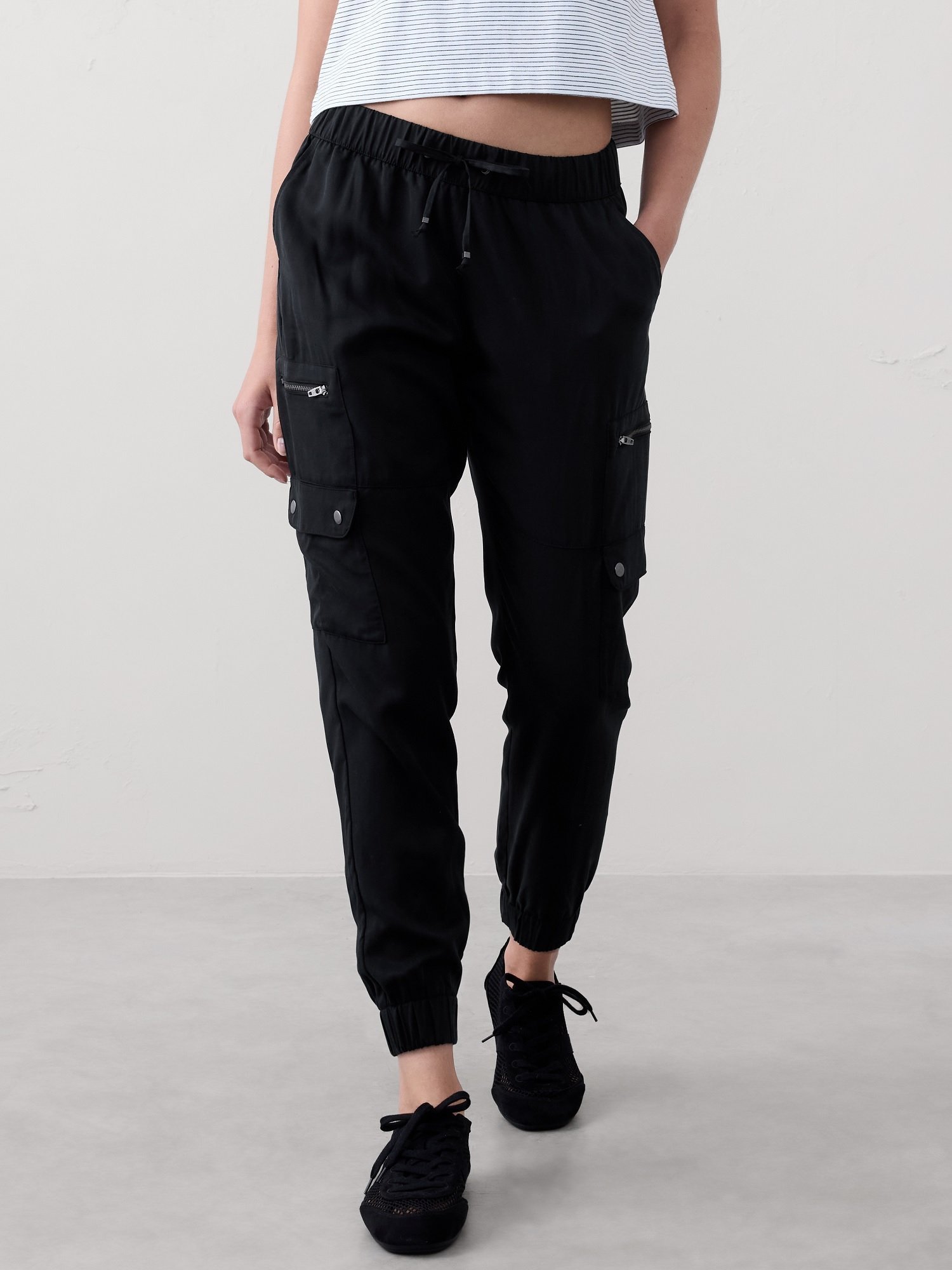 【バナナリパブリック ファクトリーストア/BANANA REPUBLIC FACTORY STORE】のBANANA REPUBLIC FACTORY STORE テンセルソフトカーゴパンツ インテリア・キッズ・メンズ・レディースファッション・服の通販 founy(ファニー) 　ファッション　Fashion　レディースファッション　Fashion for Women　パンツ　Pants & Trousers　カーゴパンツ　Cargo Pants, Utility Pants　ポケット　Pocket, Pocket Detail　BLACK|ID: prp329100004820296 ipo3291000000035027064