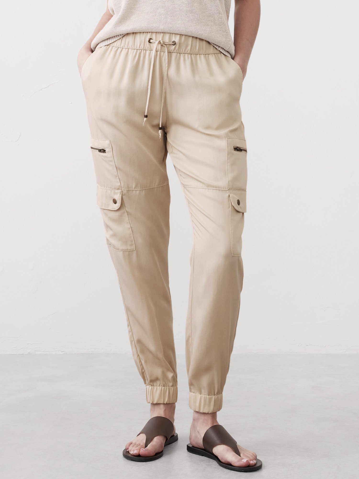 【バナナリパブリック ファクトリーストア/BANANA REPUBLIC FACTORY STORE】のBANANA REPUBLIC FACTORY STORE テンセルソフトカーゴパンツ インテリア・キッズ・メンズ・レディースファッション・服の通販 founy(ファニー) 　ファッション　Fashion　レディースファッション　Fashion for Women　パンツ　Pants & Trousers　カーゴパンツ　Cargo Pants, Utility Pants　ポケット　Pocket, Pocket Detail　OYSTER_PEARL|ID: prp329100004820296 ipo3291000000035027070