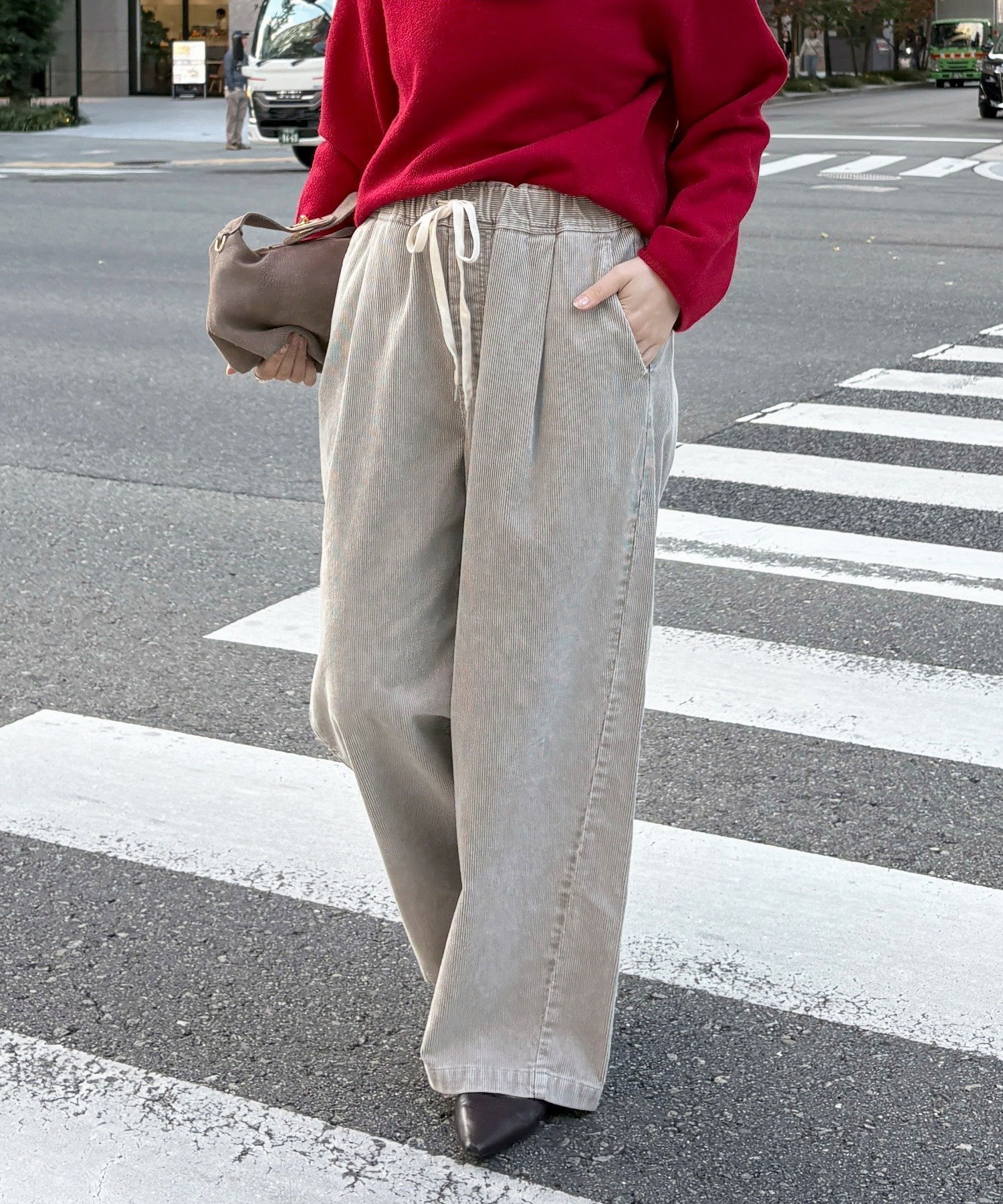 【ドゥドゥ/DouDou】のコーデュロイワイドイージーパンツ 人気、トレンドファッション・服の通販 founy(ファニー) 　ファッション　Fashion　レディースファッション　Fashion for Women　パンツ　Pants & Trousers　コーデュロイ　Corduroy, Cord Fabric　切替　Switching, Contrast Panel　スマート　Smart, Elegant　雑誌　Magazine, Fashion Magazine　トレンド　Trend, Trending Now　定番　Standard, Basic Item　フロント　Front, Front Design　リラックス　Relax, Relaxed Fit　ワイド　Wide, Wide Fit　A/W・秋冬　Autumn/Winter　冬　Winter / This Winter　再入荷　Restock / Back in Stock　エレガント 上品　Elegant　2025年　2025　2025-2026秋冬・A/W　Autumn/Winter 2025–26 AW25–26　 other-1|ID: prp329100004820301 ipo3291000000035027123