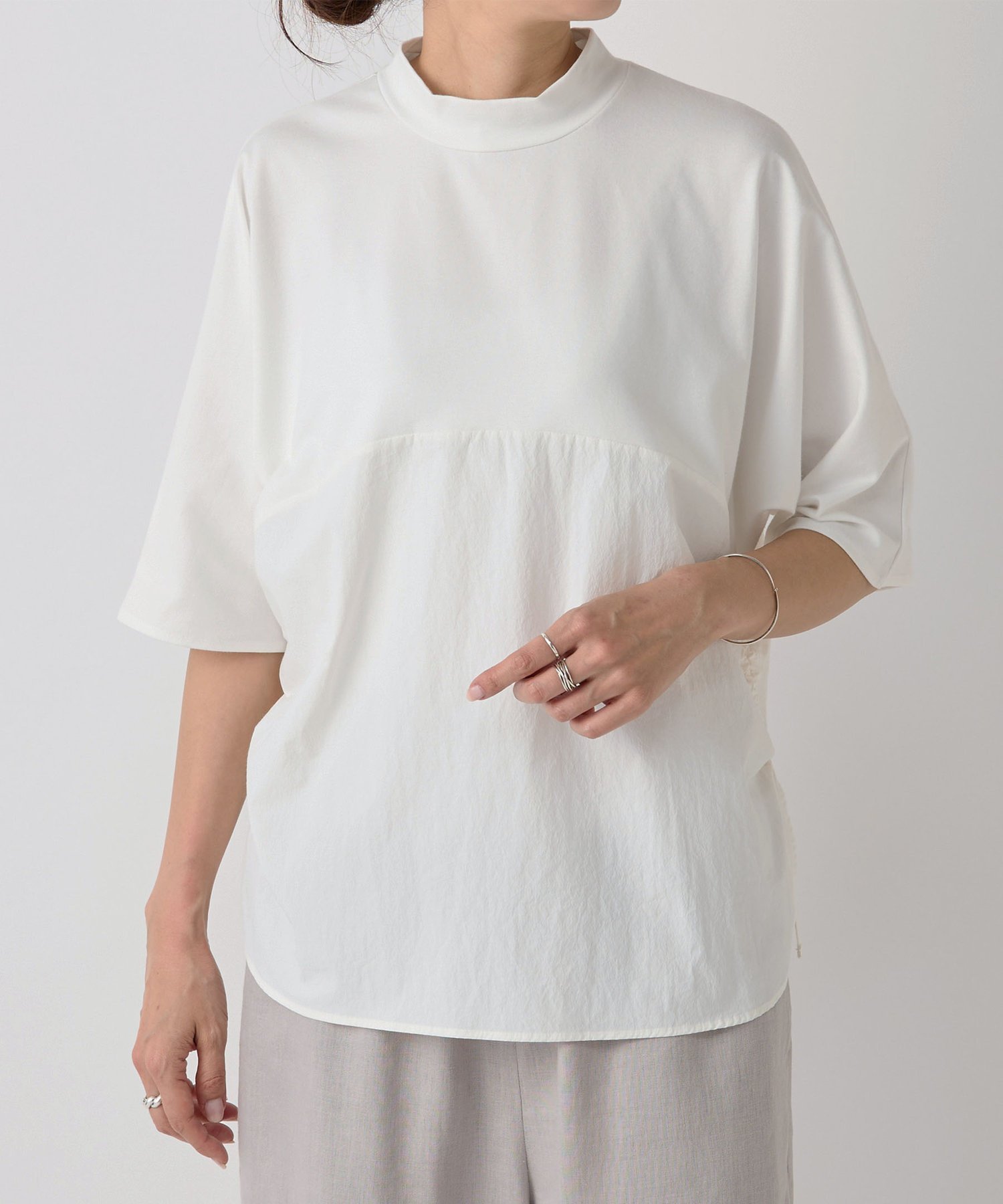 【ビアズリー/BEARDSLEY】のサイドシャーリングカットソー インテリア・キッズ・メンズ・レディースファッション・服の通販 founy(ファニー) 　ファッション　Fashion　レディースファッション　Fashion for Women　トップス・カットソー　Cut & Sew Tops　カットソー・ベーシックTシャツ　Cut-and-Sewn Tops / Stretch Tees & Basics　カットソー　Cut and Sewn Top　シンプル　Simple, Minimal　スタンド　Stand Collar, Upright Stand　再入荷　Restock / Back in Stock　おすすめ　Recommended / Our Picks　エレガント 上品　Elegant　ホワイト|ID: prp329100004820644 ipo3291000000035030825