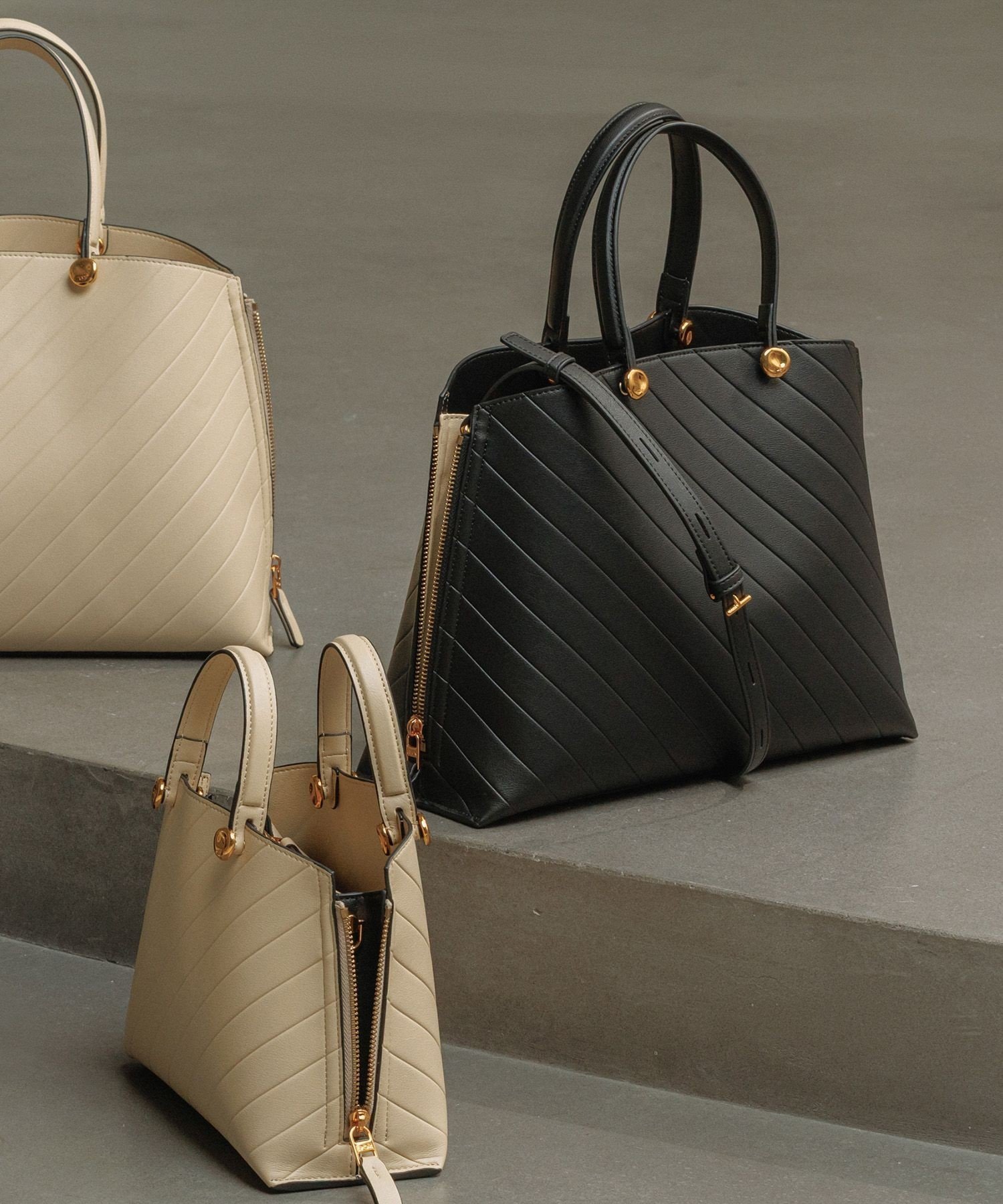 【ロペ/ROPE'】の【E POR】【数量限定】Y BAG Medium Emboss インテリア・キッズ・メンズ・レディースファッション・服の通販 founy(ファニー) 　ファッション　Fashion　レディースファッション　Fashion for Women　エレガント 上品　Elegant　サイドジップ　Side Zip, Side Zipper　ショルダー　Shoulder, Shoulder Strap　シンプル　Simple, Minimal　なめらか　Smooth, Silky Texture　フォルム　Silhouette, Form　ポケット　Pocket, Pocket Detail　ビジネス 仕事 通勤　Business / Work / Commuting　ブラック(01)|ID: prp329100004820652 ipo3291000000035030906