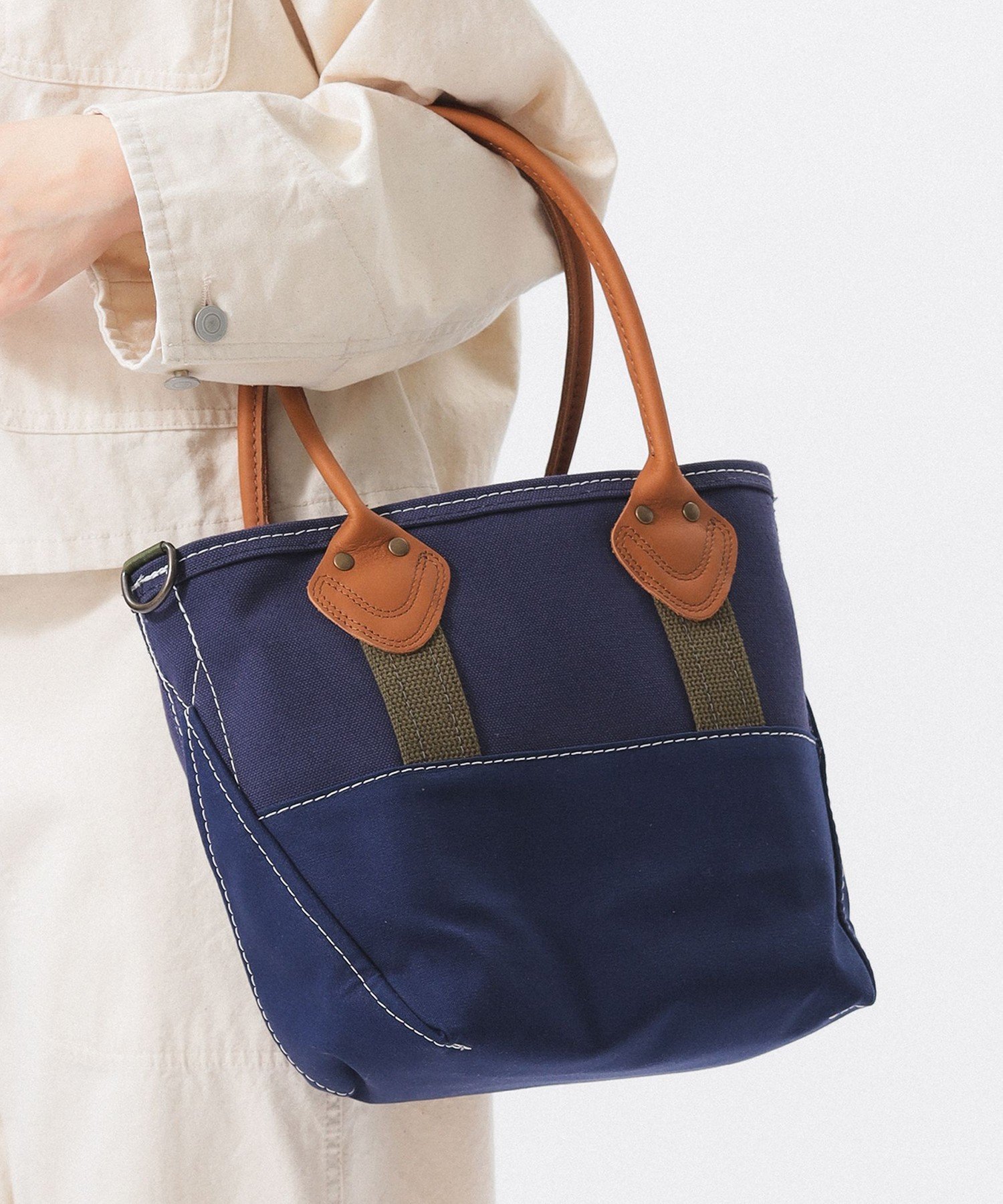 【ビームス ウイメン/BEAMS】の【ビームスの百名品】【別注】L.L.Bean / Deep Bottom Leather Handle Zip Tote S トートバック エルエルビーン インテリア・キッズ・メンズ・レディースファッション・服の通販 founy(ファニー) 　ファッション　Fashion　レディースファッション　Fashion for Women　バッグ　Bags　キャンバス　Canvas, Canvas Fabric　財布　Wallet, Purse　トートバッグ　Tote Bag, Large Shoulder Bag　ボトム　Bottoms, Lower Wear　ポーチ　Pouch, Small Case　別注　Limited Edition, Custom Order　NAVY|ID: prp329100004820773 ipo3291000000035032587