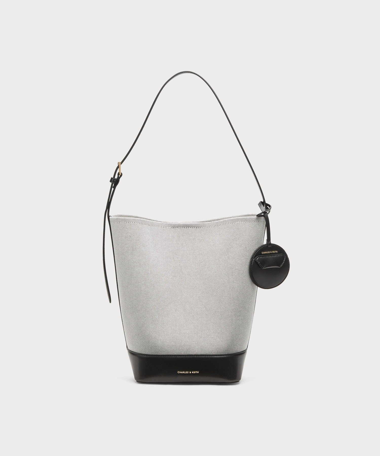 【チャールズ アンド キース/CHARLES & KEITH】のEnola エノラ キャンバスイロンゲイティッドバケツバッグ 人気、トレンドファッション・服の通販 founy(ファニー) 　ファッション　Fashion　レディースファッション　Fashion for Women　バッグ　Bags　キャンバス　Canvas, Canvas Fabric　シンプル　Simple, Minimal　バケツ　Bucket, Bucket Style　フォーマル　Formal, Dressy　ボックス　Boxy, Box Shape　ポケット　Pocket, Pocket Detail　ポーチ　Pouch, Small Case　 other-1|ID: prp329100004820790 ipo3291000000035032800