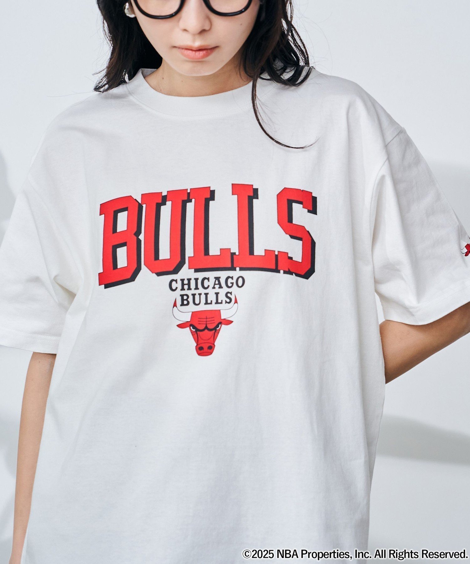 【コーエン/COEN】のNBA別注 ロゴプリントTシャツ インテリア・キッズ・メンズ・レディースファッション・服の通販 founy(ファニー) 　ファッション　Fashion　レディースファッション　Fashion for Women　トップス・カットソー　Cut & Sew Tops　シャツ・ブラウス・オフィスカジュアル　Elegant Blouses & Button-Ups　ロングTシャツ・Tシャツ　Longline T-Shirts & Tees　ヴィンテージ　Vintage Style　春　Spring　コラボ　Collaboration, Collab　サロペット　Overalls, Salopette　スラックス　Slacks, Dress Pants　チュール　Tulip, Tulip Motif　デニム　Denim, Jeans Material　トレンド　Trend, Trending Now　人気　Popular, Best Seller　フロント　Front, Front Design　プリント　Print, Printed Pattern　別注　Limited Edition, Custom Order　半袖　Short Sleeve, Half Sleeve　S/S・春夏　SS, Spring/Summer, Warm Season　おすすめ　Recommended / Our Picks　夏　Summer　2025年　2025　2025春夏・S/S　Spring/Summer 2025 SS25　OFF WHITE|ID: prp329100004820837 ipo3291000000035033293