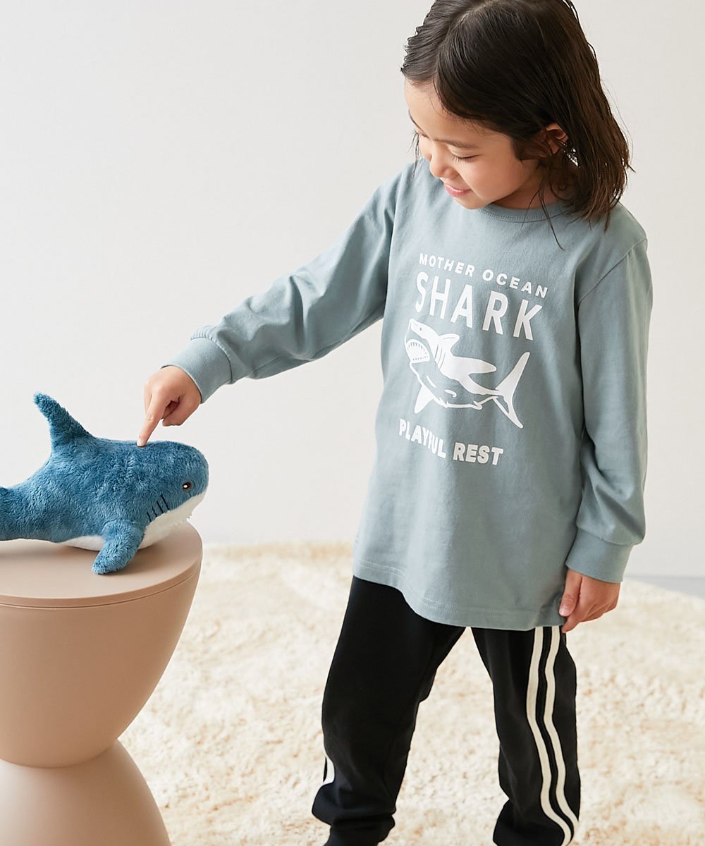 【デビロック/devirock / KIDS】の綿100% デビラボ ROOM ボーイズ 長袖パジャマ 子供服 キッズ 男の子 26SS インテリア・キッズ・メンズ・レディースファッション・服の通販 founy(ファニー) 　ファッション　Fashion　キッズファッション　Fashion for Kids　長袖　Long Sleeve, Full Sleeve　パジャマ　Pajamas, Sleepwear　プリント　Print, Printed Pattern　ボーイズ　Boyish, Boy Style　おすすめ　Recommended / Our Picks　お家時間・ステイホーム　Stay Home / At Home　旅行　Travel　2026年　2026　008-サメ-Dサックス|ID: prp329100004820858 ipo3291000000035033485