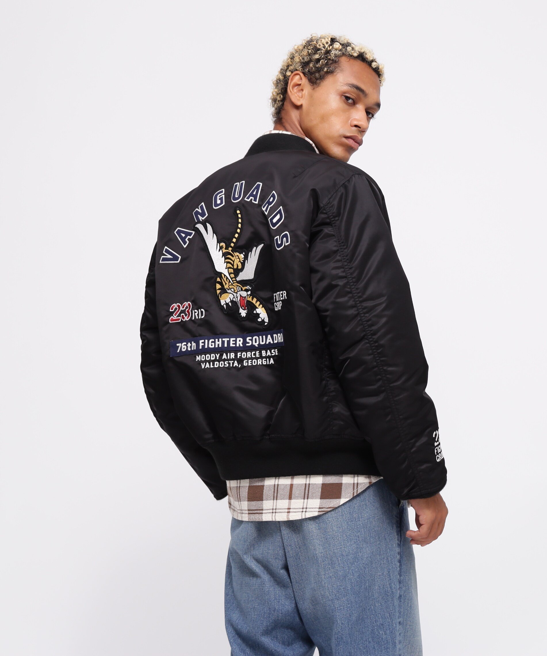 【アヴィレックス/AVIREX / MEN】のMA-1 VANGUARDS / MA-1 ヴァンガーズ / AVIREX / アヴィレックス インテリア・キッズ・メンズ・レディースファッション・服の通販 founy(ファニー) 　ファッション　Fashion　メンズファッション　Fashion for Men　シンプル　Simple, Minimal　ジャケット　Jacket, Outerwear　定番　Standard, Basic Item　バランス　Balance, Style Balance　パッチ　Patch, Appliqué　フラップ　Flap, Flap Pocket　ポケット　Pocket, Pocket Detail　ミリタリー　Military, Army Style　ループ　Loop, Loop Knit　ブラック|ID: prp329100004820871 ipo3291000000035033622