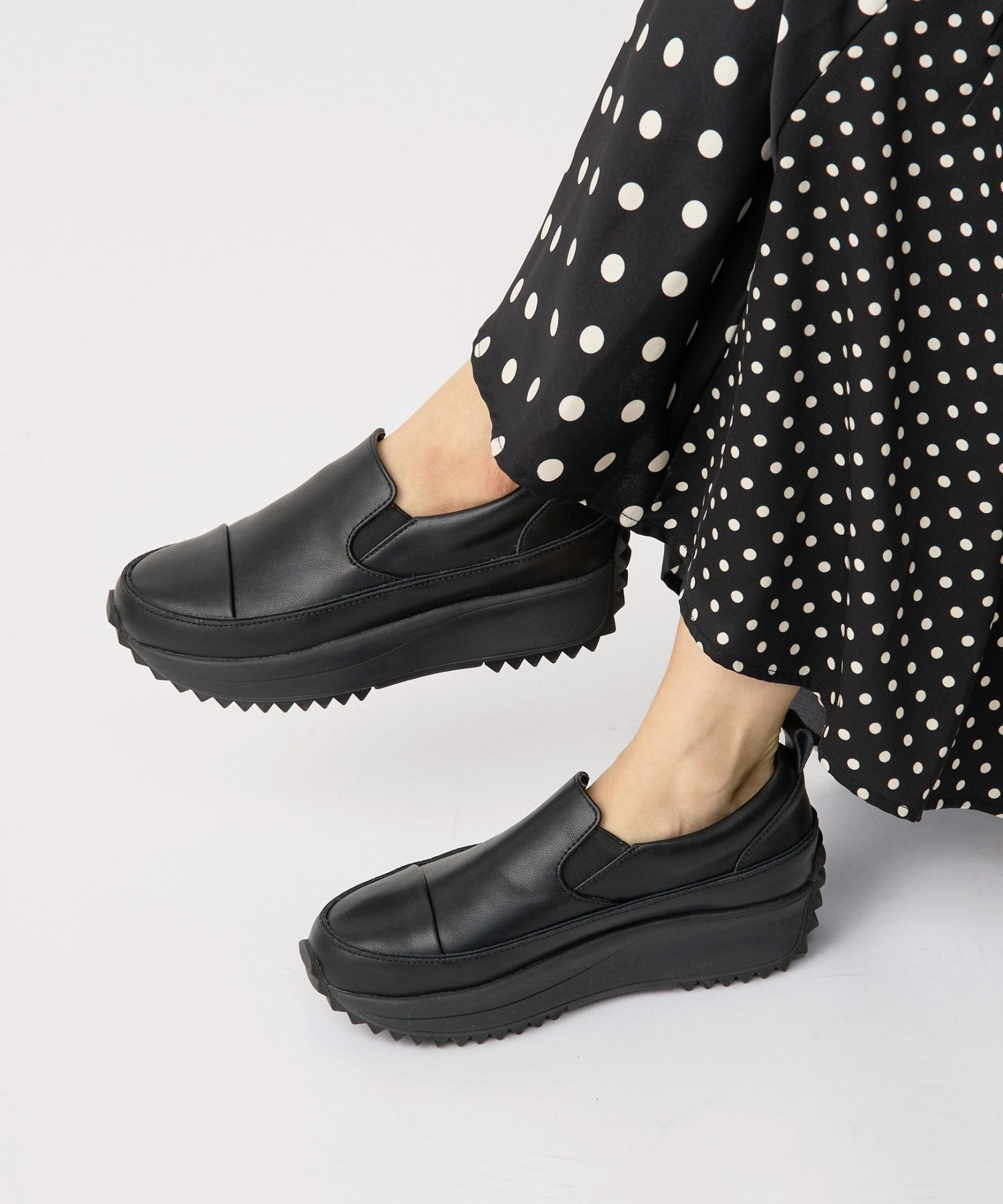 【ビアズリー/BEARDSLEY】のレザースリッポン 人気、トレンドファッション・服の通販 founy(ファニー) 　ファッション　Fashion　レディースファッション　Fashion for Women　インソール　Shoe Insole　厚底　Platform Shoes　キャンバス　Canvas, Canvas Fabric　クッション　Cushion, Throw Pillow　シューズ　Shoes, Footwear　シルバー　Silver, Metallic Silver　シンプル　Simple, Minimal　スニーカー　Sneakers, Trainers　スリッポン　Slip-On, Loafer　モチーフ　Motif, Design Theme　再入荷　Restock / Back in Stock　おすすめ　Recommended / Our Picks　 other-1|ID: prp329100004820909 ipo3291000000035034073