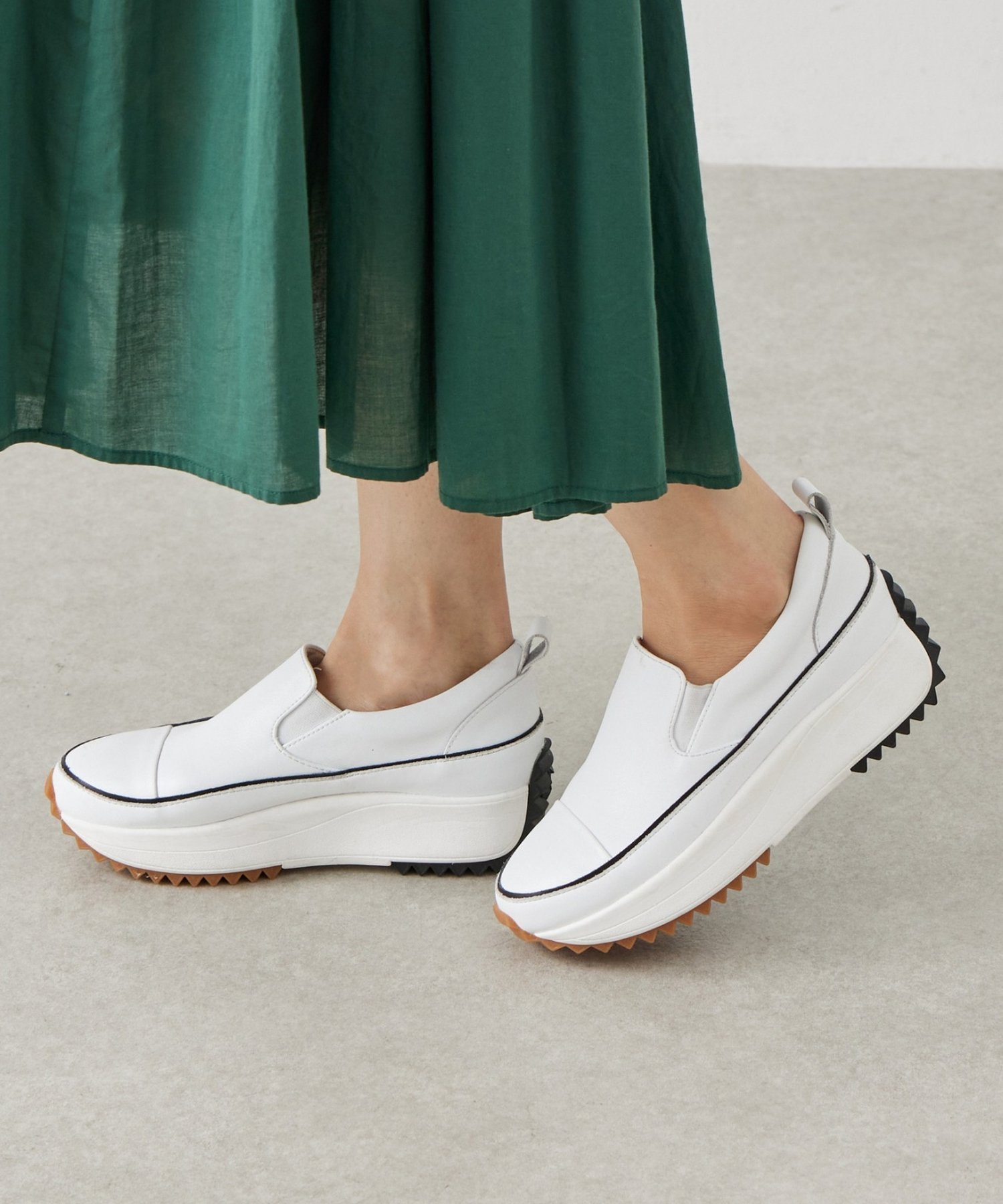 【ビアズリー/BEARDSLEY】のレザースリッポン インテリア・キッズ・メンズ・レディースファッション・服の通販 founy(ファニー) 　ファッション　Fashion　レディースファッション　Fashion for Women　インソール　Shoe Insole　厚底　Platform Shoes　キャンバス　Canvas, Canvas Fabric　クッション　Cushion, Throw Pillow　シューズ　Shoes, Footwear　シルバー　Silver, Metallic Silver　シンプル　Simple, Minimal　スニーカー　Sneakers, Trainers　スリッポン　Slip-On, Loafer　モチーフ　Motif, Design Theme　再入荷　Restock / Back in Stock　おすすめ　Recommended / Our Picks　ホワイト|ID: prp329100004820909 ipo3291000000035034078