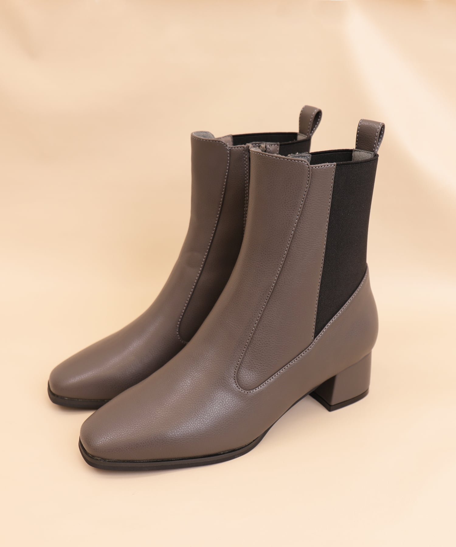 【アルテミス バイ ダイアナ/artemis by DIANA】のスクエアトゥ サイドゴアショートブーツ インテリア・キッズ・メンズ・レディースファッション・服の通販 founy(ファニー) 　ファッション　Fashion　レディースファッション　Fashion for Women　おすすめ　Recommended / Our Picks　クッション　Cushion, Throw Pillow　ショート　Short, Short Length　再入荷　Restock / Back in Stock　グレー合皮スムース|ID: prp329100004820931 ipo3291000000035034291