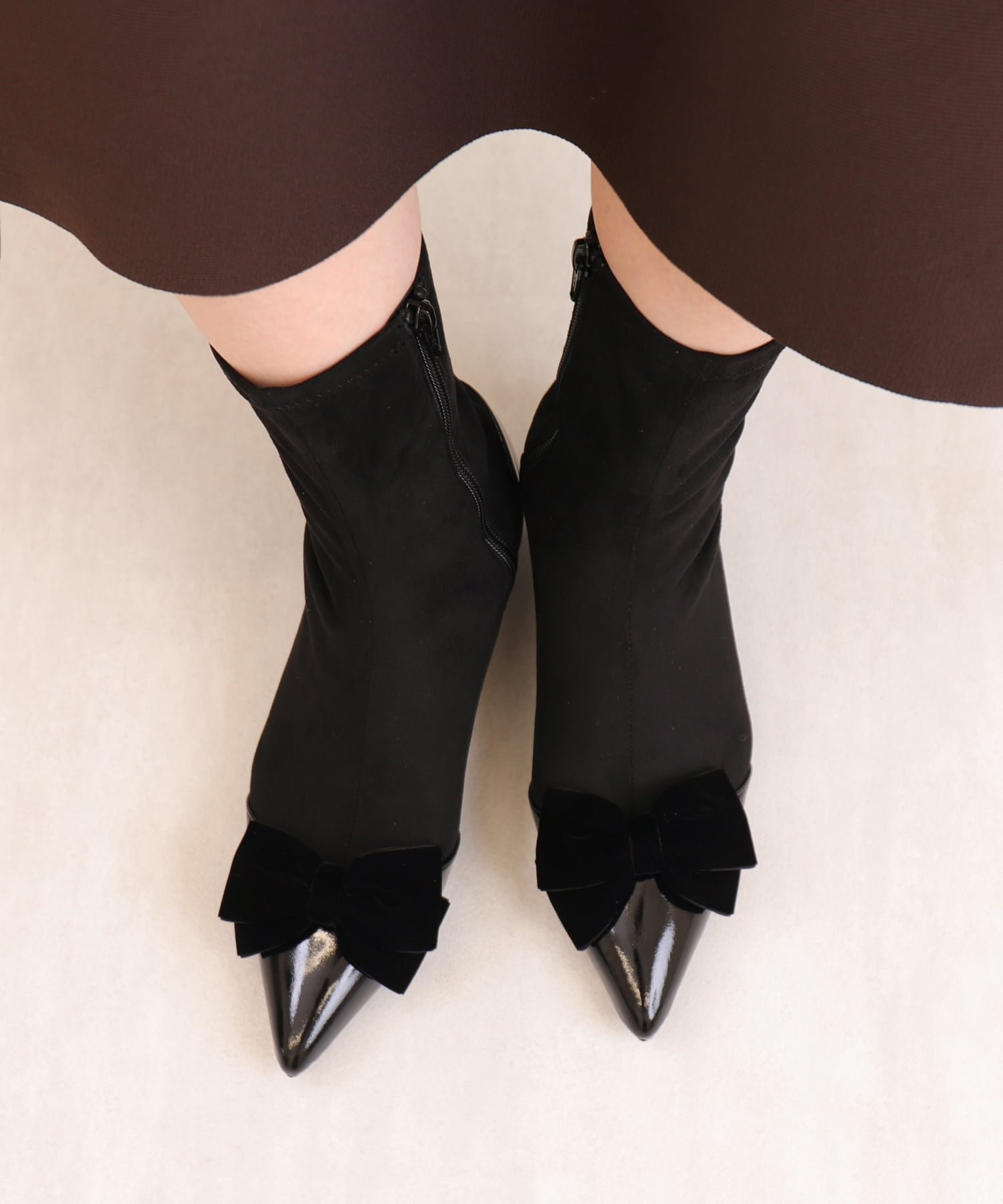 【アルテミス バイ ダイアナ/artemis by DIANA】のポインテッドトゥ ビッグリボンストレッチショートブーツ インテリア・キッズ・メンズ・レディースファッション・服の通販 founy(ファニー) 　ファッション　Fashion　レディースファッション　Fashion for Women　エレガント 上品　Elegant　クッション　Cushion, Throw Pillow　今季　This Season, Current Season　抗菌　Antibacterial, Bacteria-Resistant　ショート　Short, Short Length　ストレッチ　Stretch, Stretchy Fabric　トレンド　Trend, Trending Now　ビッグ　Big, Oversized　フィット　Fit, Slim Fit　フレア　Flare, Flared　ベルベット　Velvet, Velvety　リボン　Ribbon, Bow　ワイド　Wide, Wide Fit　再入荷　Restock / Back in Stock　おすすめ　Recommended / Our Picks　黒合皮スエード*|ID: prp329100004820940 ipo3291000000035034372