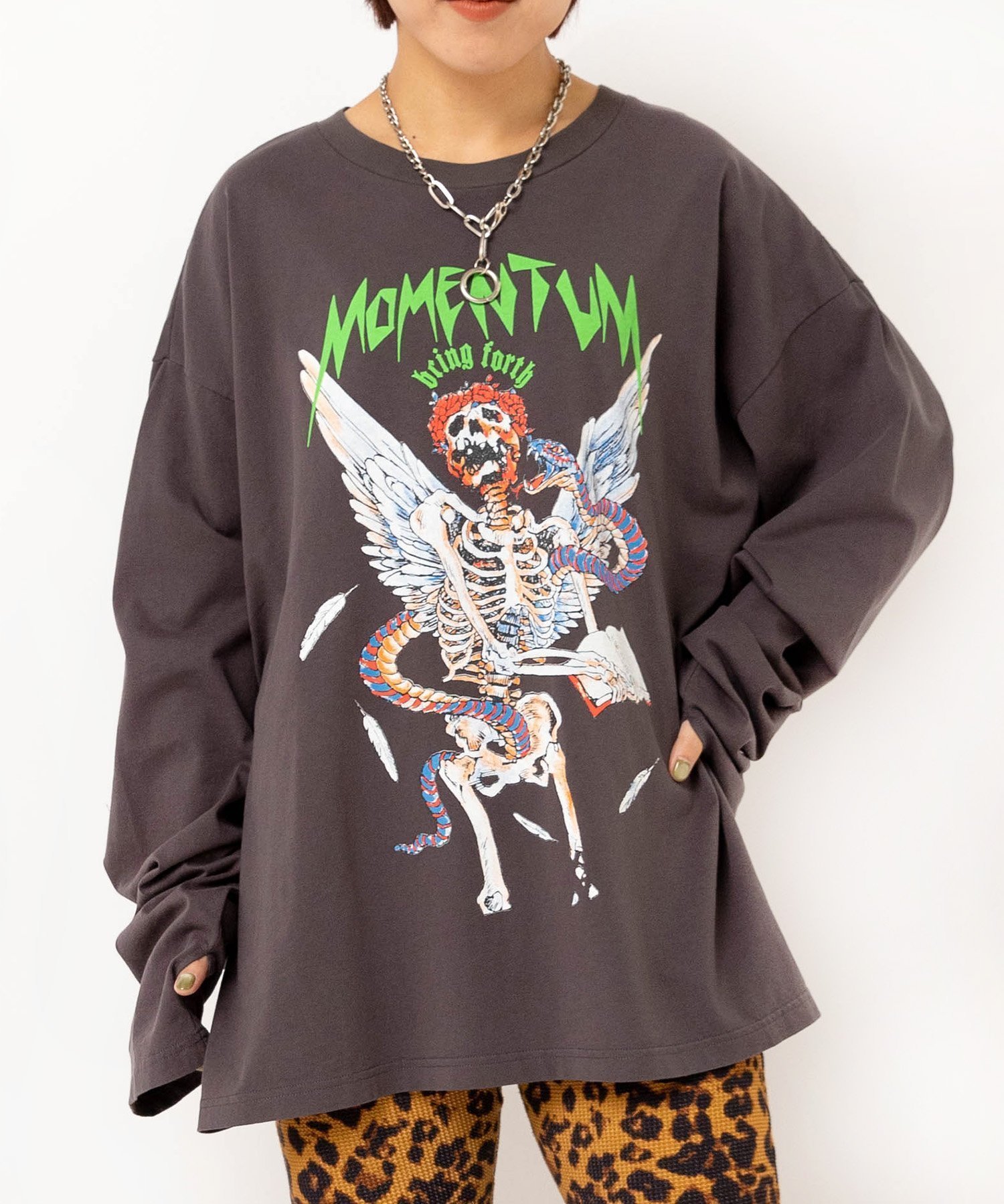 【アールエヌエー/RNA】のM2626 MOMENTUM TOURロンT インテリア・キッズ・メンズ・レディースファッション・服の通販 founy(ファニー) ファッション Fashion レディースファッション Fashion for Women トップス・カットソー Cut & Sew Tops ロングTシャツ・Tシャツ Longline T-Shirts & Tees グラフィック Graphic, Graphic Design ニューヨーク New York, NYC Style ベーシック Basic, Essential メタル Metal, Metal Parts チャコール|ID: prp329100004821023 ipo3291000000035035469