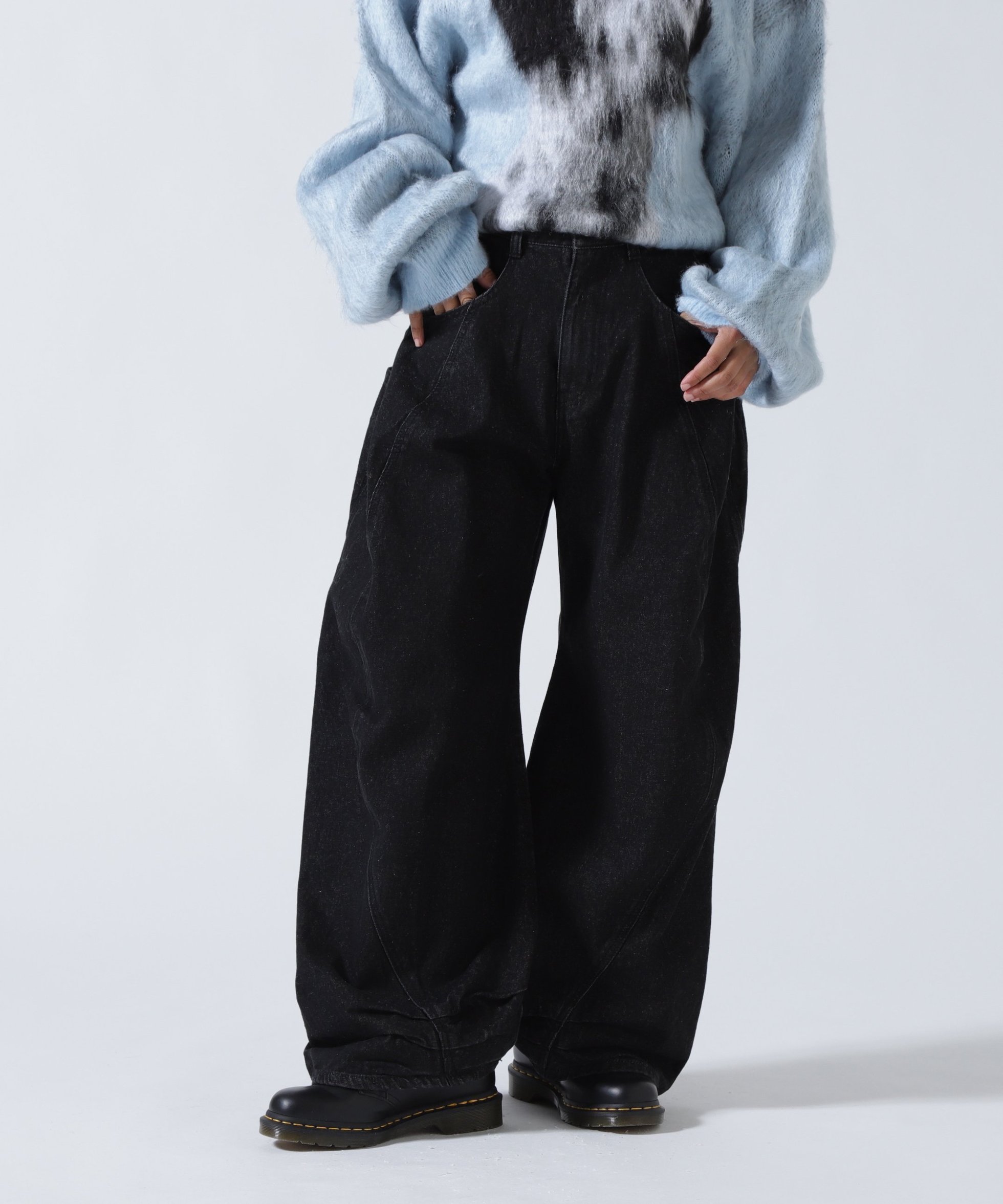 【ビーセカンド/B'2nd】のKnuth Marf(クヌースマーフ)tuck design denim pants インテリア・キッズ・メンズ・レディースファッション・服の通販 founy(ファニー) 　ファッション　Fashion　レディースファッション　Fashion for Women　パンツ　Pants & Trousers　デニムパンツ・ジーンズ・美脚デニム　Denim Jeans & Pants　アクセサリー　Fashion Accessories　クッション　Cushion, Throw Pillow　コンパクト　Compact, Small Size　今季　This Season, Current Season　トレンド　Trend, Trending Now　ドレープ　Drape, Draping Fabric　バランス　Balance, Style Balance　バルーン　Balloon, Balloon Silhouette　フォルム　Silhouette, Form　ワイド　Wide, Wide Fit　ワーク　Workwear, Utility Style　ブラック|ID: prp329100004821112 ipo3291000000035036525