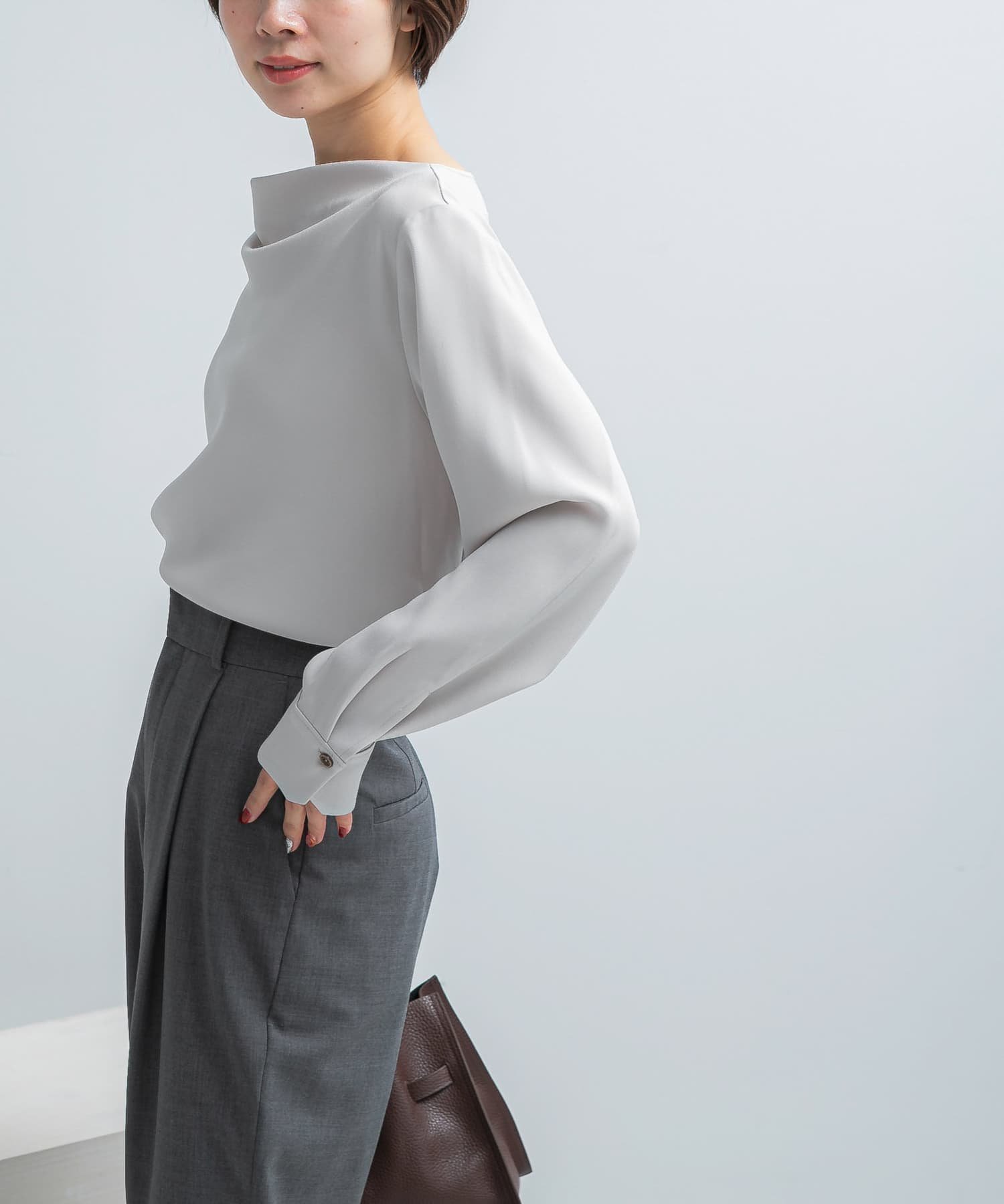 【アーバンリサーチ ロッソ/URBAN RESEARCH ROSSO】のトリアセテート混ドレープネックブラウス インテリア・キッズ・メンズ・レディースファッション・服の通販 founy(ファニー) 　ファッション　Fashion　レディースファッション　Fashion for Women　トップス・カットソー　Cut & Sew Tops　シャツ・ブラウス・オフィスカジュアル　Elegant Blouses & Button-Ups　エレガント 上品　Elegant　サテン　Satin, Glossy Fabric　シルク　Silk, 100% Silk　セットアップ　Set-Up, Coordinated Outfit　メタル　Metal, Metal Parts　S/S・春夏　SS, Spring/Summer, Warm Season　おすすめ　Recommended / Our Picks　夏　Summer　2026年　2026　ライトベージュ|ID: prp329100004821206 ipo3291000000035037680