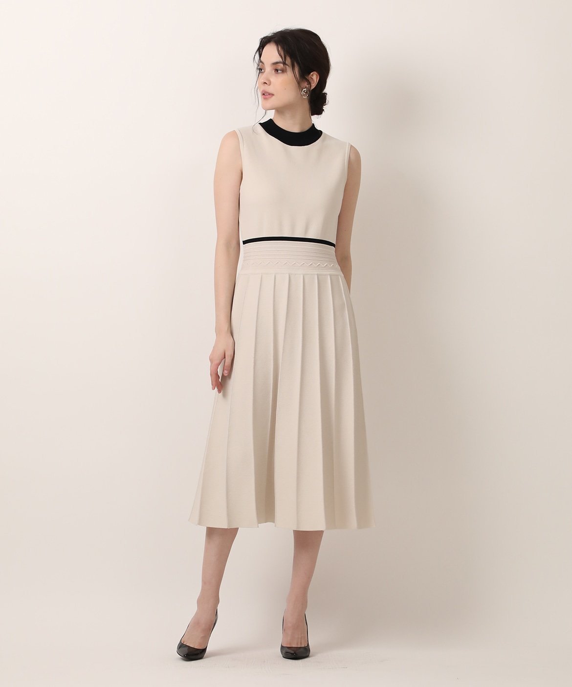 【マーリエ ル カセット/Maglie le cassetto】の《M Maglie le cassetto》バイカラーニットワンピース インテリア・キッズ・メンズ・レディースファッション・服の通販 founy(ファニー) 　ファッション　Fashion　レディースファッション　Fashion for Women　ワンピース　Dresses　ニットワンピース　Knit Dresses　春　Spring　カーディガン　Cardigan, Knitwear　セットアップ　Set-Up, Coordinated Outfit　定番　Standard, Basic Item　ノースリーブ　Sleeveless, No-Sleeve　フレア　Flare, Flared　ボトルネック　Bottle Neck, Mock Neck　日本製　Made In Japan　セレモニー　Ceremony　入学式　Entrance Ceremony　卒業式　Graduation Ceremony　2025年　2025　2025春夏・S/S　Spring/Summer 2025 SS25　ベージュ|ID: prp329100004821209 ipo3291000000035037704