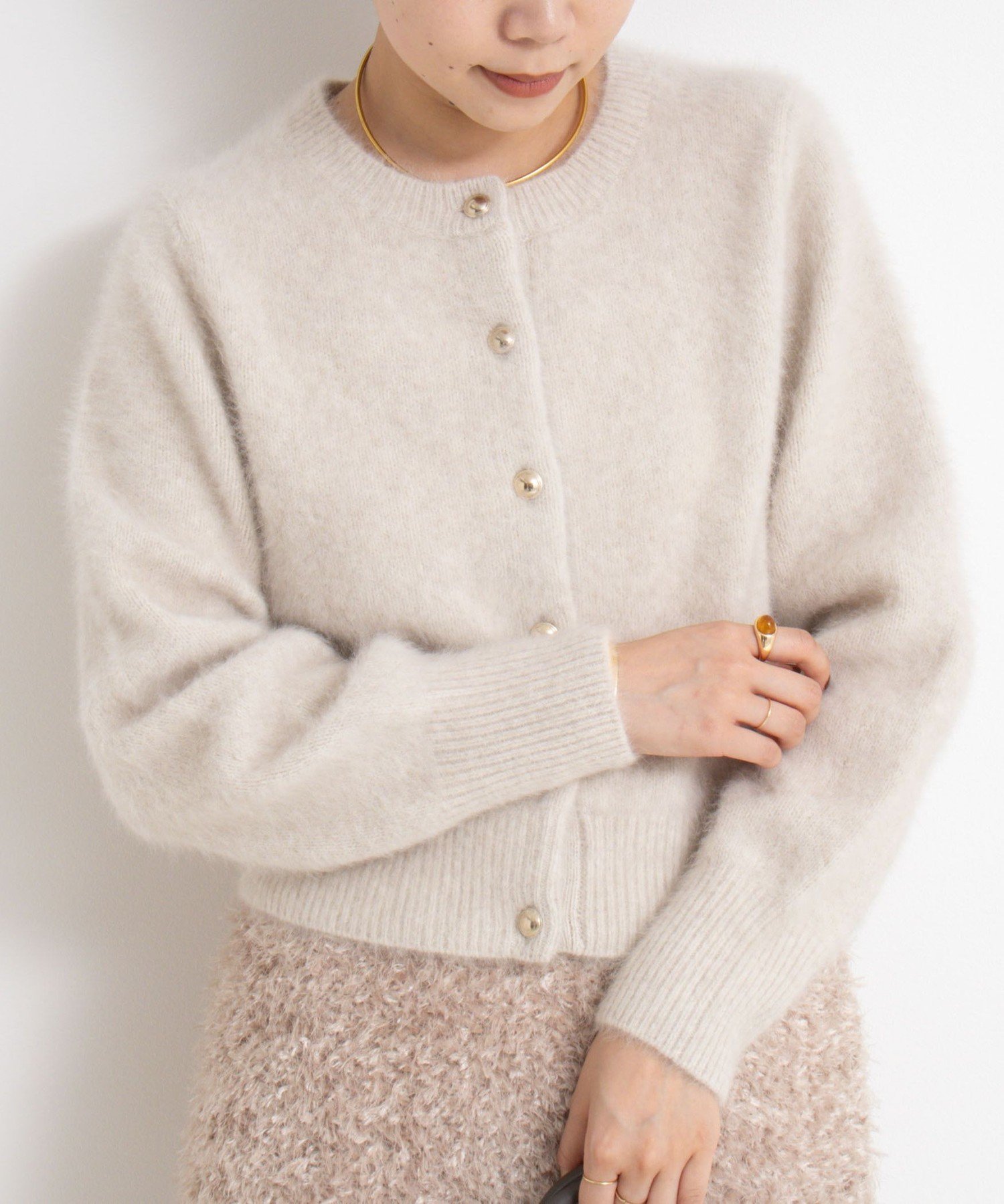 【ノーリーズ/NOLLEY'S】のヘアリーメタル釦クルーネックカーディガン インテリア・キッズ・メンズ・レディースファッション・服の通販 founy(ファニー) 　ファッション　Fashion　レディースファッション　Fashion for Women　トップス・カットソー　Cut & Sew Tops　カーディガン・羽織り　Layered Style Cardigans　2025年　2025　2025-2026秋冬・A/W　Autumn/Winter 2025–26 AW25–26　おすすめ　Recommended / Our Picks　イエロー　Yellow　フォックス　Fox, Fox Fur　ベーシック　Basic, Essential　メタル　Metal, Metal Parts　ベージュ|ID: prp329100004821280 ipo3291000000035038866