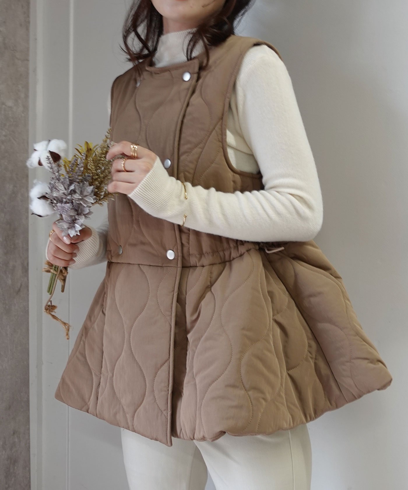 【コーナーズ/CORNERS】のキルティングフレアベスト インテリア・キッズ・メンズ・レディースファッション・服の通販 founy(ファニー) 　ファッション　Fashion　レディースファッション　Fashion for Women　アウター　Coat / Outerwear Collection　トップス・カットソー　Cut & Sew Tops　ベスト&ジレ / 重ね着スタイル　Vests & Gilets　シンプル　Simple, Minimal　フレア　Flare, Flared　ベスト　Vest, Waistcoat　ポケット　Pocket, Pocket Detail　モカ|ID: prp329100004821352 ipo3291000000035040121