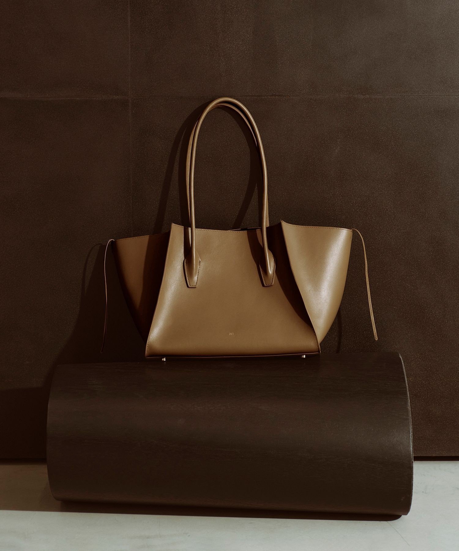 【アダム エ ロペ/ADAM ET ROPE'】の【PFT】Spread Large_スムース インテリア・キッズ・メンズ・レディースファッション・服の通販 founy(ファニー) 　ファッション　Fashion　レディースファッション　Fashion for Women　軽量　Lightweight, Ultra Light　ショルダー　Shoulder, Shoulder Strap　スリム　Slim, Slim Fit　なめらか　Smooth, Silky Texture　フォルム　Silhouette, Form　ポケット　Pocket, Pocket Detail　別注　Limited Edition, Custom Order　エレガント 上品　Elegant　ブラウン系(24)|ID: prp329100004821387 ipo3291000000035040691