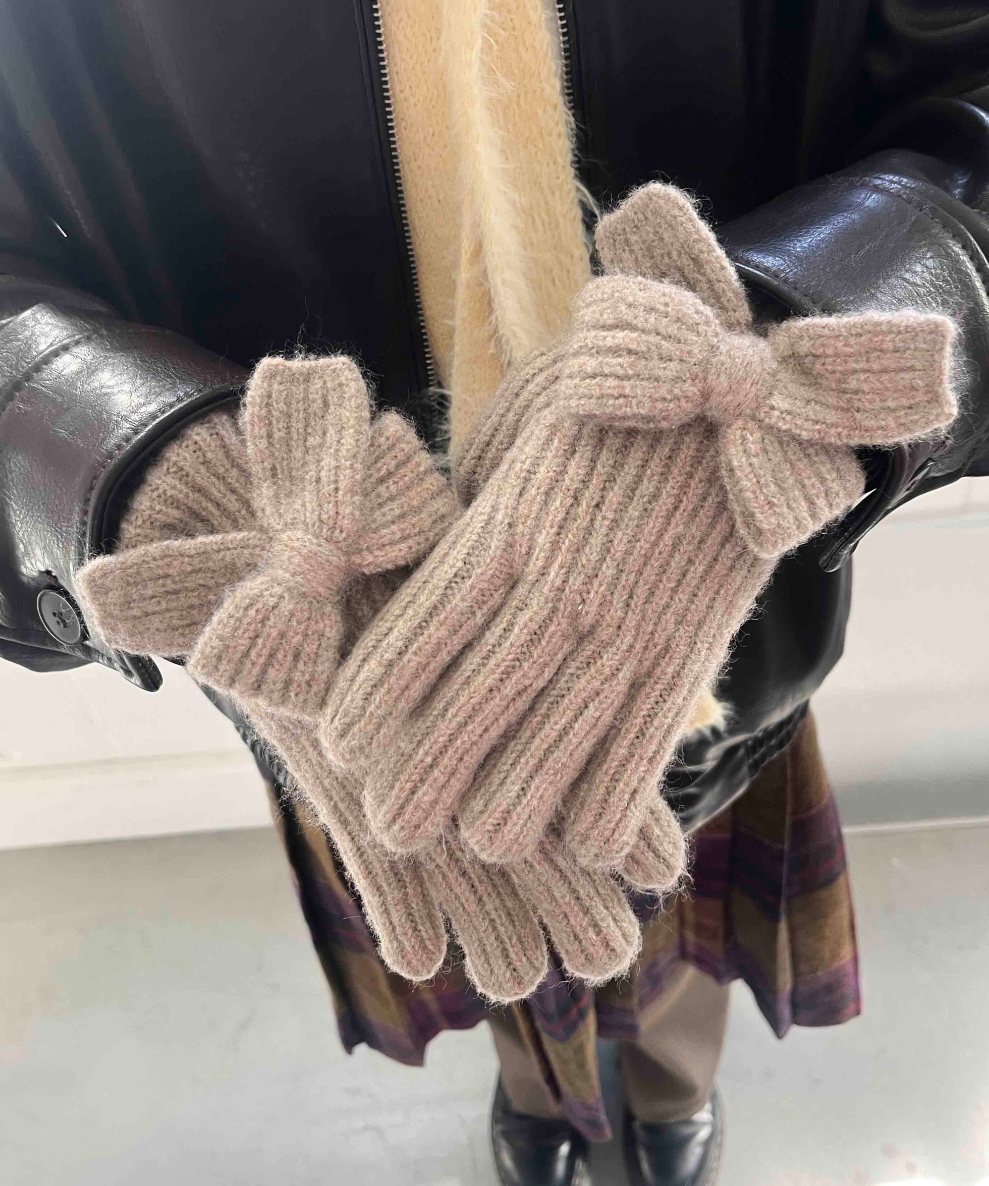 【キャセリーニ/CASSELINI】のCasselini(キャセリーニ)ロングニットリボングローブ インテリア・キッズ・メンズ・レディースファッション・服の通販 founy(ファニー) 　ファッション　Fashion　レディースファッション　Fashion for Women　シンプル　Simple, Minimal　ミックス　Mix, Mixed Style　リボン　Ribbon, Bow　防寒　Cold Protection, Winter-Ready　ベージュ|ID: prp329100004821663 ipo3291000000035045123