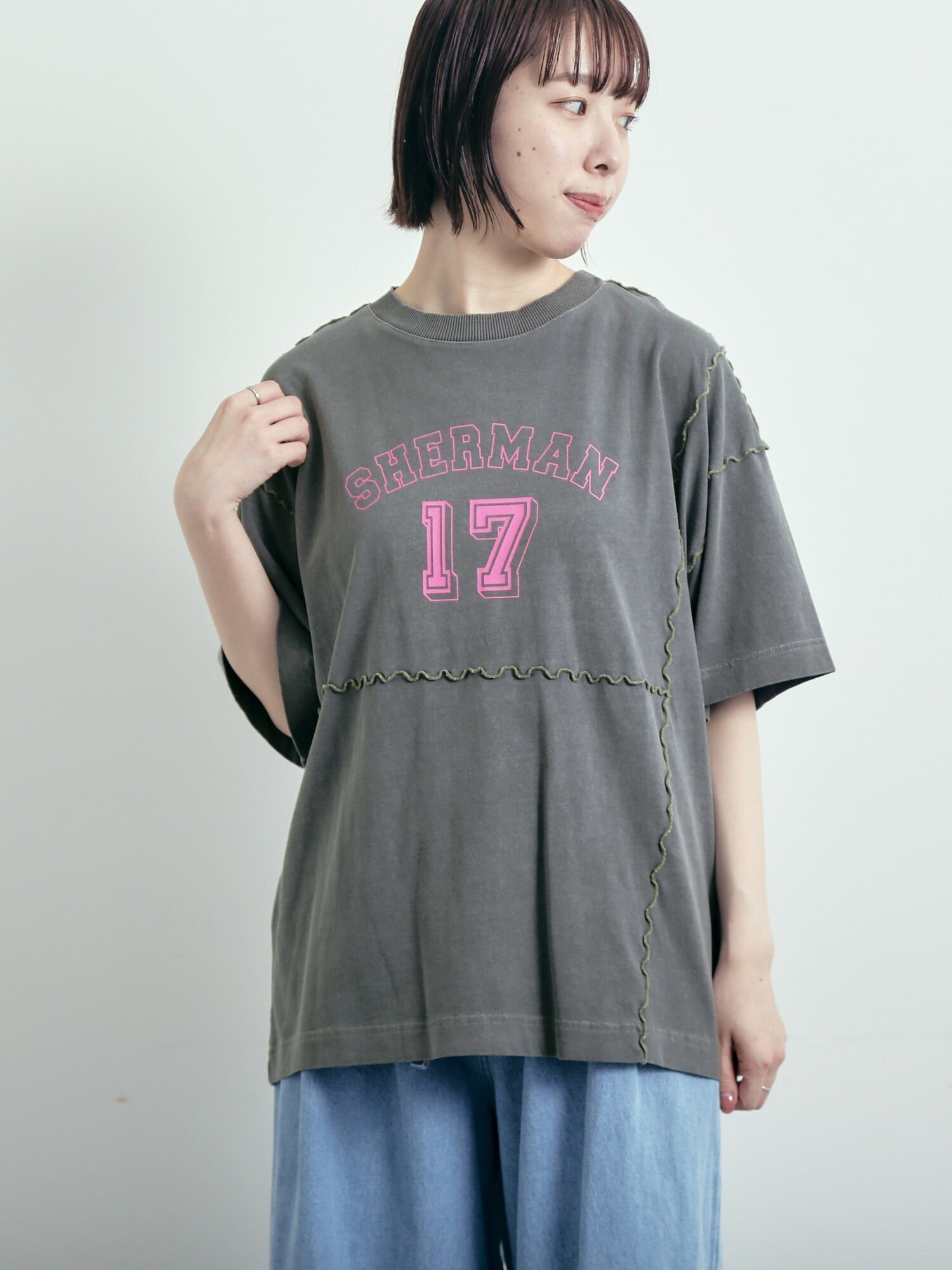 【サマンサモスモス/Samansa Mos2】のピグメント加工メロー切替ロゴプリントTシャツ インテリア・キッズ・メンズ・レディースファッション・服の通販 founy(ファニー) 　ファッション　Fashion　レディースファッション　Fashion for Women　トップス・カットソー　Cut & Sew Tops　シャツ・ブラウス・オフィスカジュアル　Elegant Blouses & Button-Ups　ロングTシャツ・Tシャツ　Longline T-Shirts & Tees　アシンメトリー　Asymmetrical Style　プリント　Print, Printed Pattern　ワンポイント　One Point, Statement Accent　切替　Switching, Contrast Panel　チャコールグレー|ID: prp329100004821736 ipo3291000000035046060