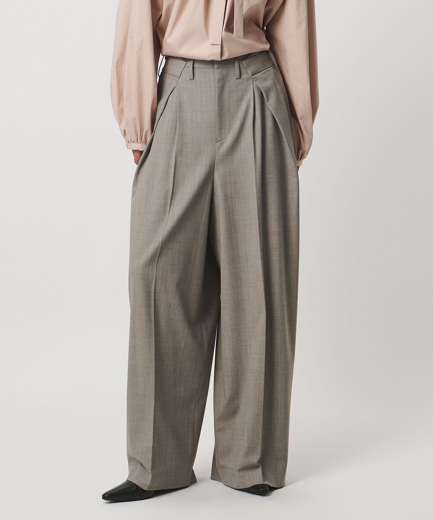 【ユナイテッドアローズ/UNITED ARROWS】のAEWEN MATOPH インタックパンツ インテリア・キッズ・メンズ・レディースファッション・服の通販 founy(ファニー) 　ファッション　Fashion　レディースファッション　Fashion for Women　パンツ　Pants & Trousers　コンパクト　Compact, Small Size　ショート　Short, Short Length　シンプル　Simple, Minimal　ジャケット　Jacket, Outerwear　センター　Center, Center Line　とろみ　Fluid, Flowy Fabric　フェミニン　Feminine, Girly　ボトム　Bottoms, Lower Wear　ポケット　Pocket, Pocket Detail　マニッシュ　Mannish, Boyish　ミックス　Mix, Mixed Style　リラックス　Relax, Relaxed Fit　ワイド　Wide, Wide Fit　おすすめ　Recommended / Our Picks　エレガント 上品　Elegant　BEIGE|ID: prp329100004821782 ipo3291000000035046384