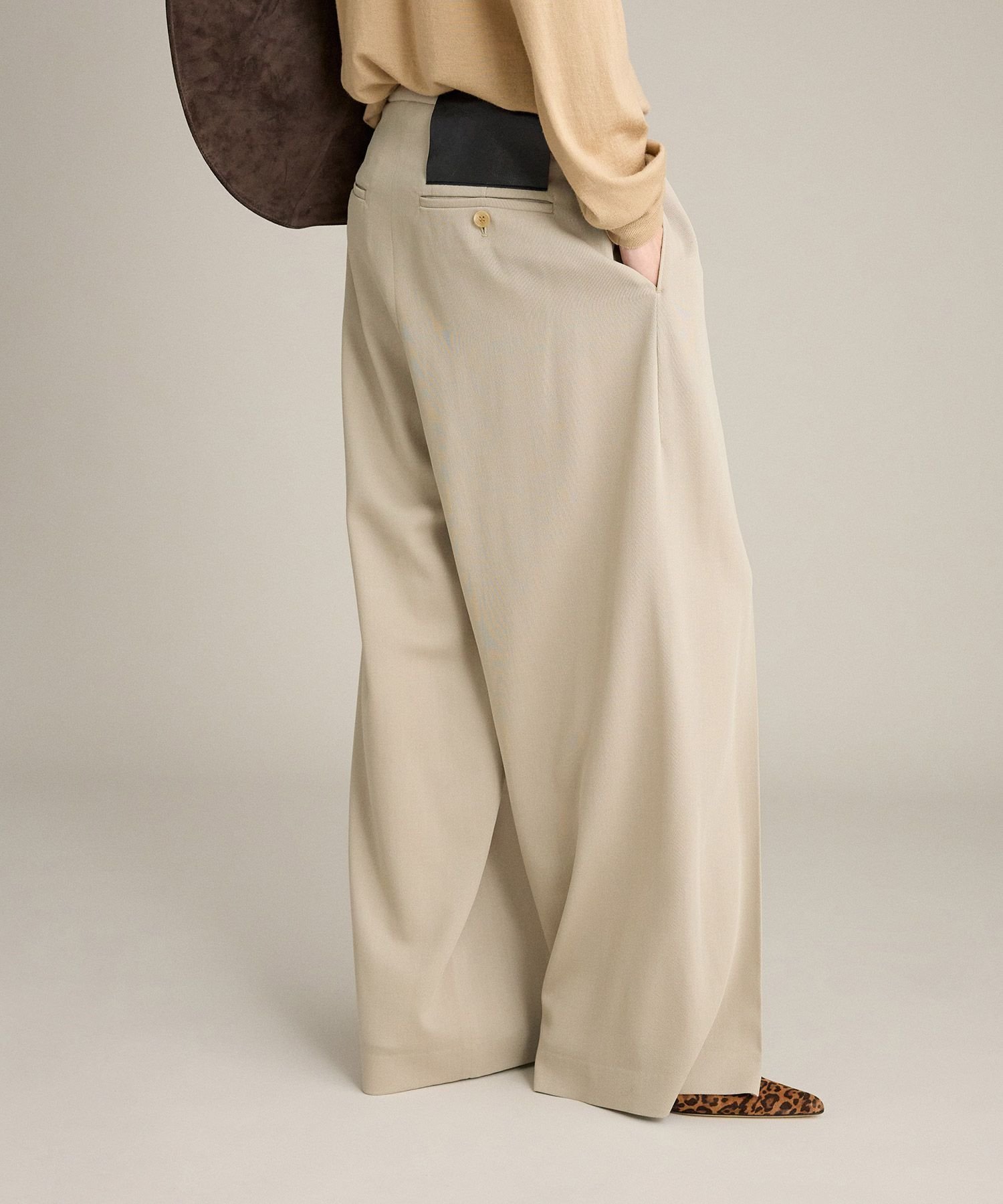 【ブリル/BRILL】のレザーパッチイージーパンツパンツ インテリア・キッズ・メンズ・レディースファッション・服の通販 founy(ファニー) ファッション Fashion レディースファッション Fashion for Women パンツ Pants & Trousers ストレッチ Stretch, Stretchy Fabric ストレート Straight, Straight Cut パッチ Patch, Appliqué ベージュ55|ID: prp329100004821785 ipo3291000000035046410