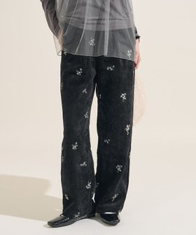 【フリークスストア/FREAK'S STORE】のベロアライク フラット コーデュロイ 小花柄 イージーパンツ セットアップ対応 25AW 人気、トレンドファッション・服の通販 founy(ファニー) ファッション Fashion レディースファッション Fashion for Women セットアップ Matching Sets レディースパンツ・ボトムス Pants & Trousers / Bottoms 2025年 2025 2025-2026秋冬・A/W Autumn/Winter 2025–26 AW25–26 冬 Winter / This Winter おすすめ Recommended / Our Picks コーデュロイ Corduroy, Cord Fabric セットアップ Set-Up, Coordinated Outfit フェミニン Feminine, Girly フラット Flat, Flat Shoes ベロア Velour, Soft Velvet リラックス Relax, Relaxed Fit エレガント 上品 Elegant A/W・秋冬 Autumn/Winter |ID:prp329100004821823