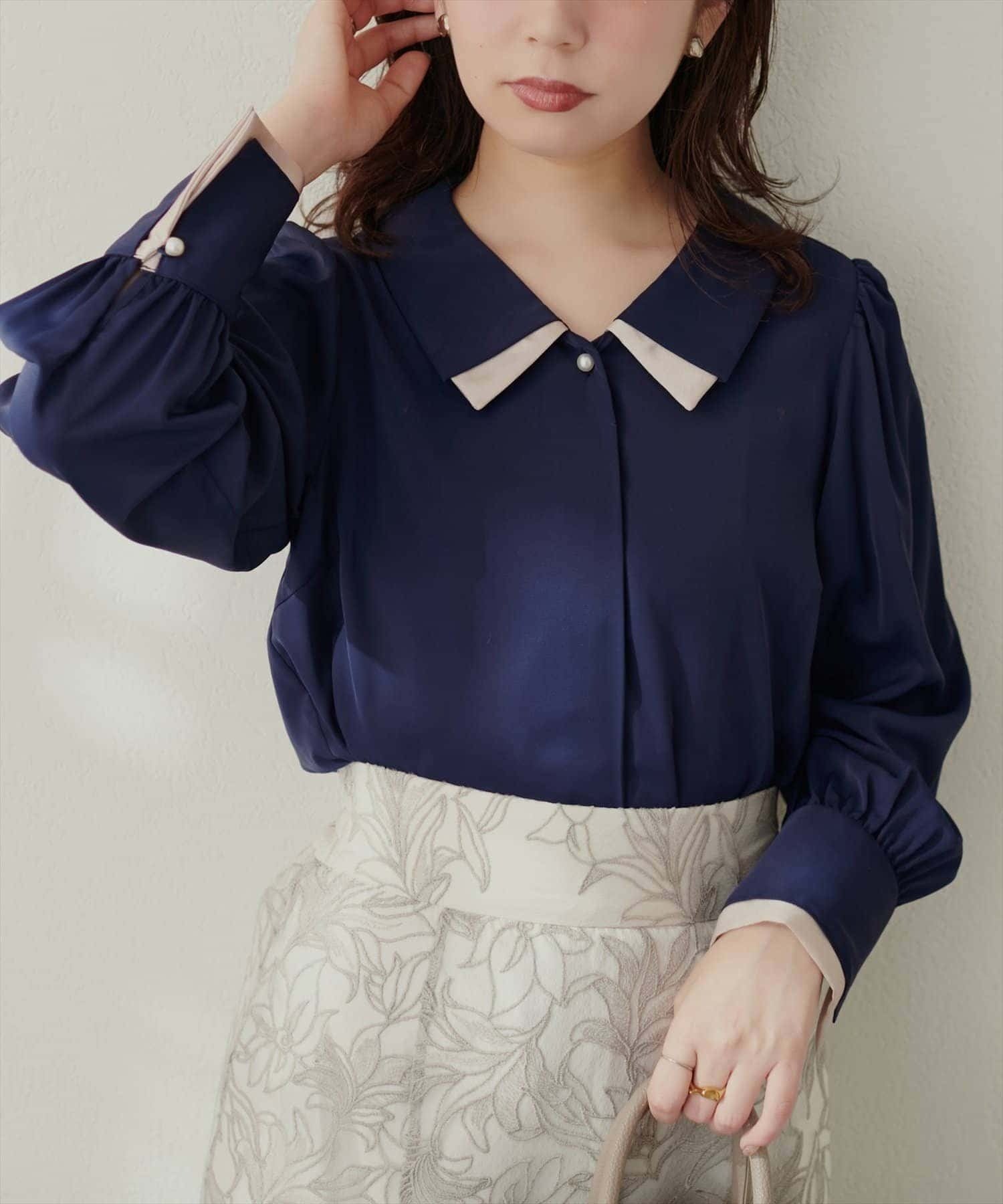 【ナチュラルクチュール/natural couture】のosono 重ね衿配色ブラウス インテリア・キッズ・メンズ・レディースファッション・服の通販 founy(ファニー) 　ファッション　Fashion　レディースファッション　Fashion for Women　トップス・カットソー　Cut & Sew Tops　シャツ・ブラウス・オフィスカジュアル　Elegant Blouses & Button-Ups　インナー　Innerwear　カーディガン　Cardigan, Knitwear　サテン　Satin, Glossy Fabric　ジャケット　Jacket, Outerwear　パール　Pearl, Pearl Accent　フェミニン　Feminine, Girly　ボトム　Bottoms, Lower Wear　再入荷　Restock / Back in Stock　おすすめ　Recommended / Our Picks　エレガント 上品　Elegant　ビジネス 仕事 通勤　Business / Work / Commuting　2026年　2026　ネイビー|ID: prp329100004822002 ipo3291000000035048633
