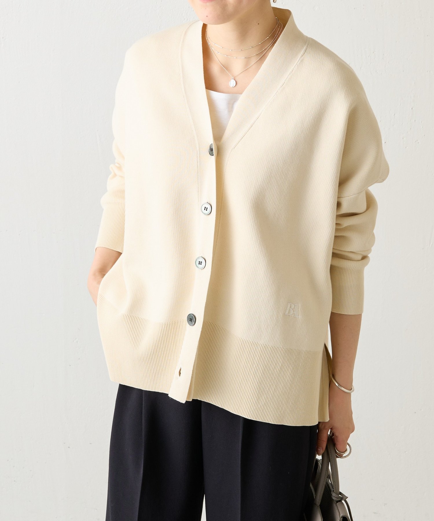 【ビアズリー/BEARDSLEY】の刺繍入りビッグカーディガン インテリア・キッズ・メンズ・レディースファッション・服の通販 founy(ファニー) 　ファッション　Fashion　レディースファッション　Fashion for Women　トップス・カットソー　Cut & Sew Tops　カーディガン・羽織り　Layered Style Cardigans　カーディガン　Cardigan, Knitwear　ビッグ　Big, Oversized　ビビッド　Vivid, Bright Tone　ポケット　Pocket, Pocket Detail　リラックス　Relax, Relaxed Fit　再入荷　Restock / Back in Stock　おすすめ　Recommended / Our Picks　エレガント 上品　Elegant　アイボリー|ID: prp329100004822017 ipo3291000000035048864