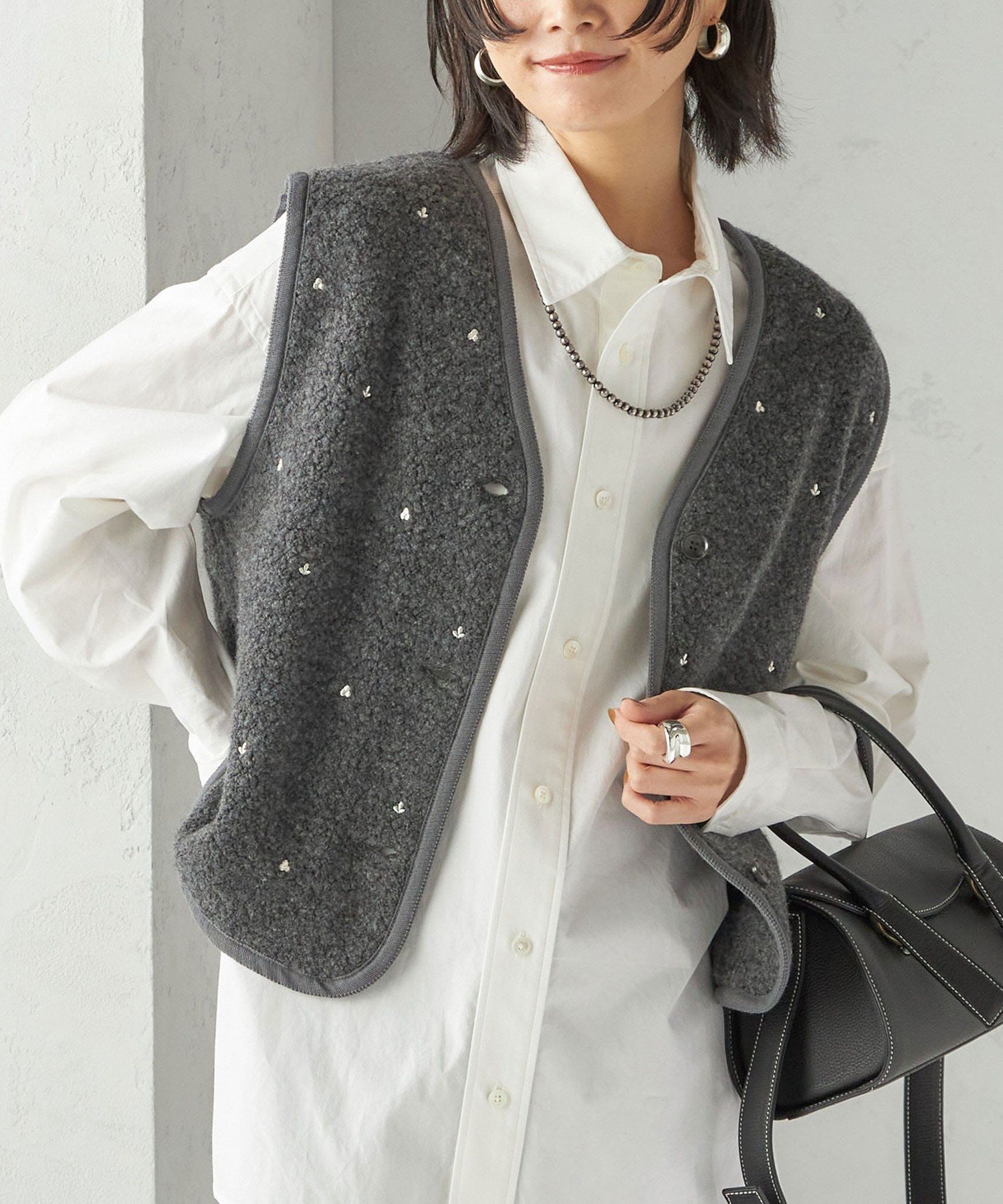 【シップス フォー ウィメン/SHIPS】の【SHIPS別注】assiette ウール混 ボア 刺繍 ベスト インテリア・キッズ・メンズ・レディースファッション・服の通販 founy(ファニー) 　ファッション　Fashion　レディースファッション　Fashion for Women　アウター　Coat / Outerwear Collection　トップス・カットソー　Cut & Sew Tops　ベスト&ジレ / 重ね着スタイル　Vests & Gilets　アンゴラ　Angora Knitwear　インナー　Innerwear　バランス　Balance, Style Balance　フェミニン　Feminine, Girly　ベスト　Vest, Waistcoat　ベーシック　Basic, Essential　ポケット　Pocket, Pocket Detail　別注　Limited Edition, Custom Order　モチーフ　Motif, Design Theme　ライナー　Liner, Inner Layer　エレガント 上品　Elegant　2025年　2025　2025-2026秋冬・A/W　Autumn/Winter 2025–26 AW25–26　ダークグレー|ID: prp329100004822072 ipo3291000000035049691
