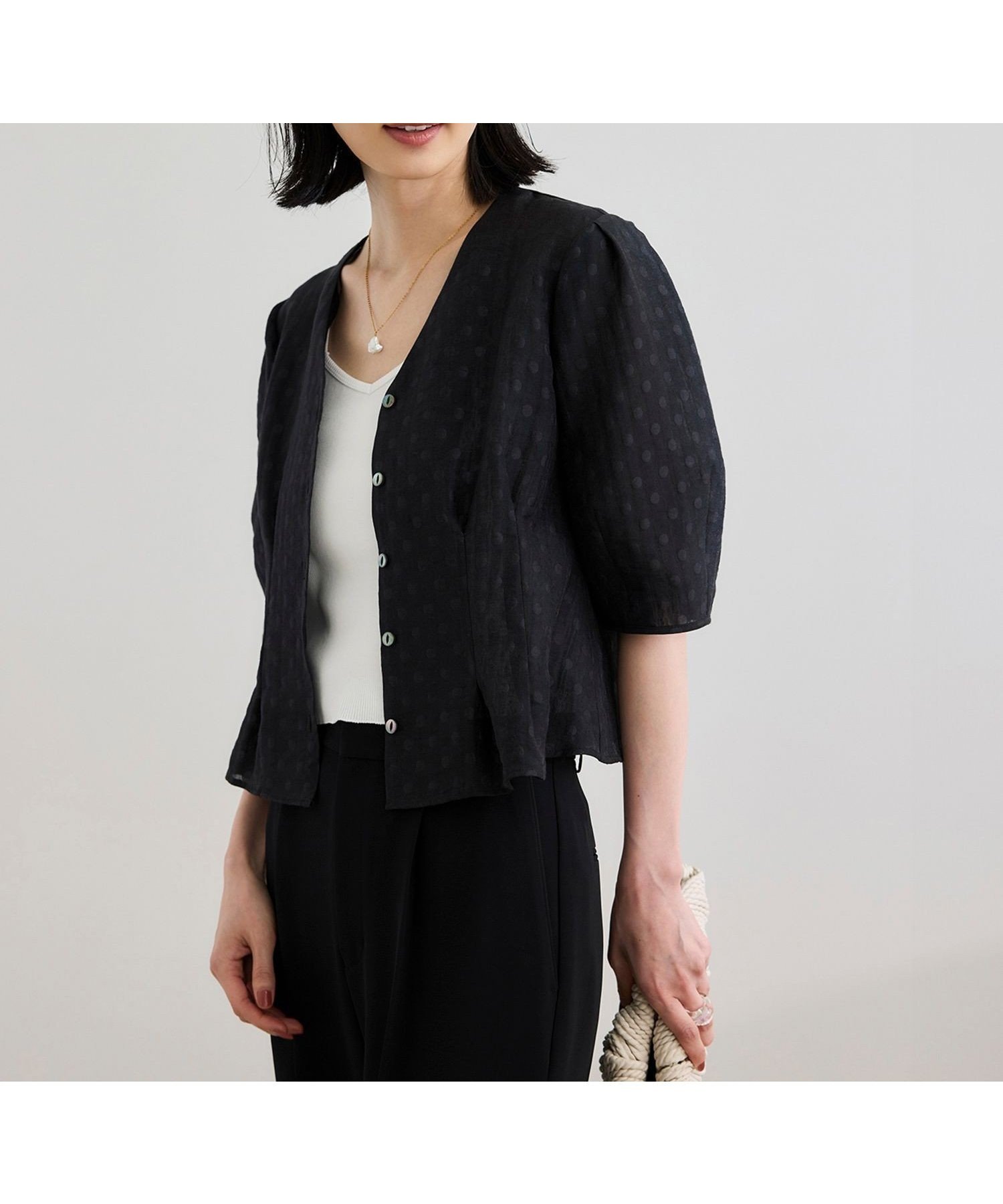 【ロペ/ROPE'】の【洗える・羽織にもなる】Vネック5分袖パフスリーブブラウス インテリア・キッズ・メンズ・レディースファッション・服の通販 founy(ファニー) 　ファッション　Fashion　レディースファッション　Fashion for Women　トップス・カットソー　Cut & Sew Tops　シャツ・ブラウス・オフィスカジュアル　Elegant Blouses & Button-Ups　Vネックトップス　V-Neck Tops / V-Cut Neckline Shirts　洗える　Machine Washable　シェイプ　Shape, Slim Fit　ジャケット　Jacket, Outerwear　タイトスカート　Pencil Skirt, Tight Skirt　定番　Standard, Basic Item　人気　Popular, Best Seller　バランス　Balance, Style Balance　フェミニン　Feminine, Girly　ペプラム　Peplum, Flared Hem　ポケット　Pocket, Pocket Detail　半袖　Short Sleeve, Half Sleeve　羽織　Haori, Light Jacket　おすすめ　Recommended / Our Picks　ビジネス 仕事 通勤　Business / Work / Commuting　ブラック(01)|ID: prp329100004822116 ipo3291000000035050172