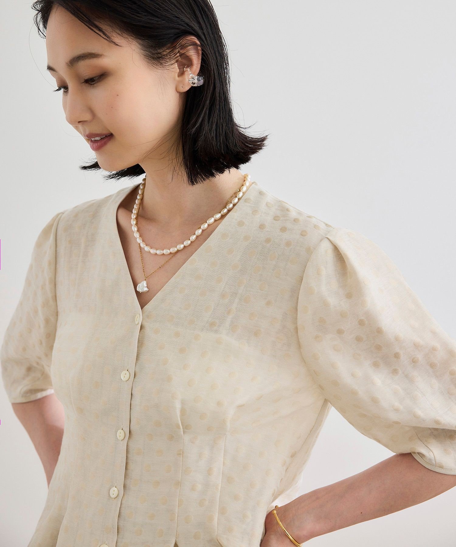 【ロペ/ROPE'】の【洗える・羽織にもなる】Vネック5分袖パフスリーブブラウス インテリア・キッズ・メンズ・レディースファッション・服の通販 founy(ファニー) 　ファッション　Fashion　レディースファッション　Fashion for Women　トップス・カットソー　Cut & Sew Tops　シャツ・ブラウス・オフィスカジュアル　Elegant Blouses & Button-Ups　Vネックトップス　V-Neck Tops / V-Cut Neckline Shirts　洗える　Machine Washable　シェイプ　Shape, Slim Fit　ジャケット　Jacket, Outerwear　タイトスカート　Pencil Skirt, Tight Skirt　定番　Standard, Basic Item　人気　Popular, Best Seller　バランス　Balance, Style Balance　フェミニン　Feminine, Girly　ペプラム　Peplum, Flared Hem　ポケット　Pocket, Pocket Detail　半袖　Short Sleeve, Half Sleeve　羽織　Haori, Light Jacket　おすすめ　Recommended / Our Picks　ビジネス 仕事 通勤　Business / Work / Commuting　ホワイト系(12)|ID: prp329100004822116 ipo3291000000035050173