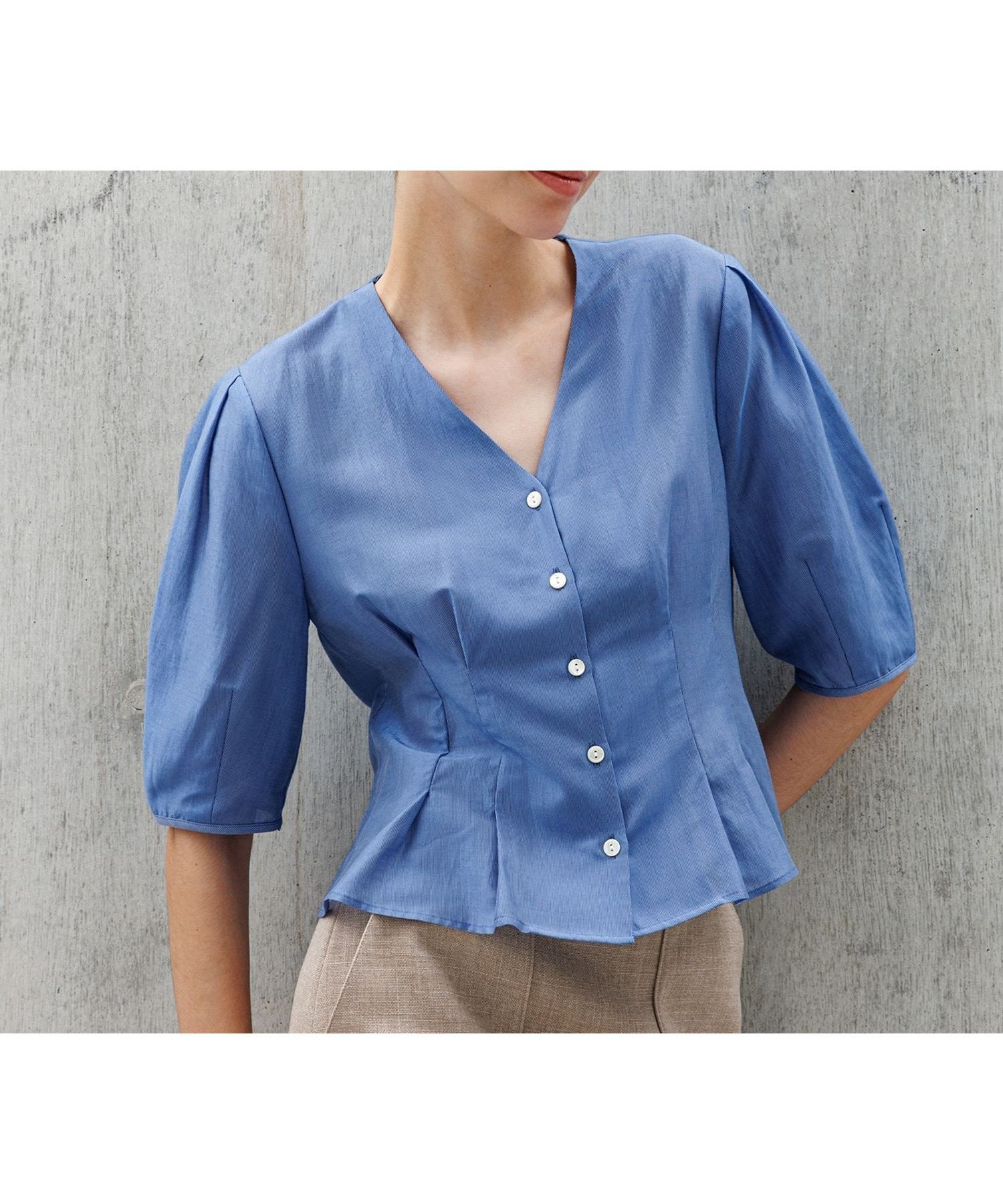 【ロペ/ROPE'】の【洗える・羽織にもなる】Vネック5分袖パフスリーブブラウス インテリア・キッズ・メンズ・レディースファッション・服の通販 founy(ファニー) 　ファッション　Fashion　レディースファッション　Fashion for Women　トップス・カットソー　Cut & Sew Tops　シャツ・ブラウス・オフィスカジュアル　Elegant Blouses & Button-Ups　Vネックトップス　V-Neck Tops / V-Cut Neckline Shirts　洗える　Machine Washable　シェイプ　Shape, Slim Fit　ジャケット　Jacket, Outerwear　タイトスカート　Pencil Skirt, Tight Skirt　定番　Standard, Basic Item　人気　Popular, Best Seller　バランス　Balance, Style Balance　フェミニン　Feminine, Girly　ペプラム　Peplum, Flared Hem　ポケット　Pocket, Pocket Detail　半袖　Short Sleeve, Half Sleeve　羽織　Haori, Light Jacket　おすすめ　Recommended / Our Picks　ビジネス 仕事 通勤　Business / Work / Commuting　ブルー系(45)|ID: prp329100004822116 ipo3291000000035050174