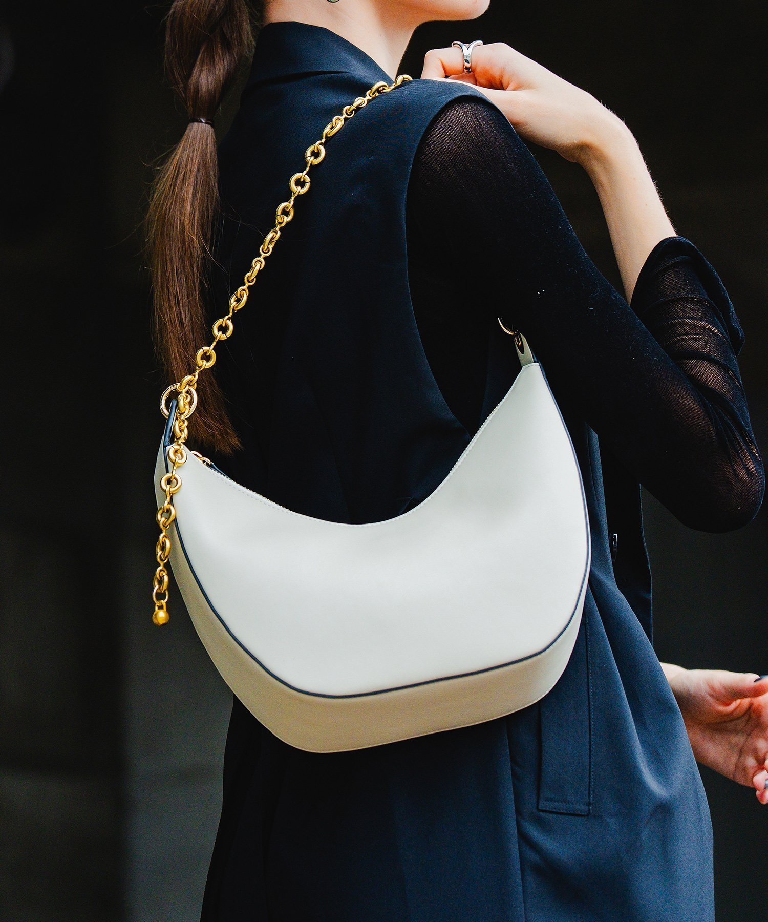 【ユナイテッド ベース/UNITED BASE】の【LA MARGE】【本革】ハーフムーン チェーンハンドル ショルダーバッグ インテリア・キッズ・メンズ・レディースファッション・服の通販 founy(ファニー) 　ファッション　Fashion　レディースファッション　Fashion for Women　バッグ　Bags　ショルダー　Shoulder, Shoulder Strap　財布　Wallet, Purse　チェーン　Chain, Chain Strap　ハーフ　Half, Half-Length　バランス　Balance, Style Balance　フォルム　Silhouette, Form　フォーマル　Formal, Dressy　ポケット　Pocket, Pocket Detail　エレガント 上品　Elegant　結婚式　Wedding　オフホワイト|ID: prp329100004822124 ipo3291000000035050212